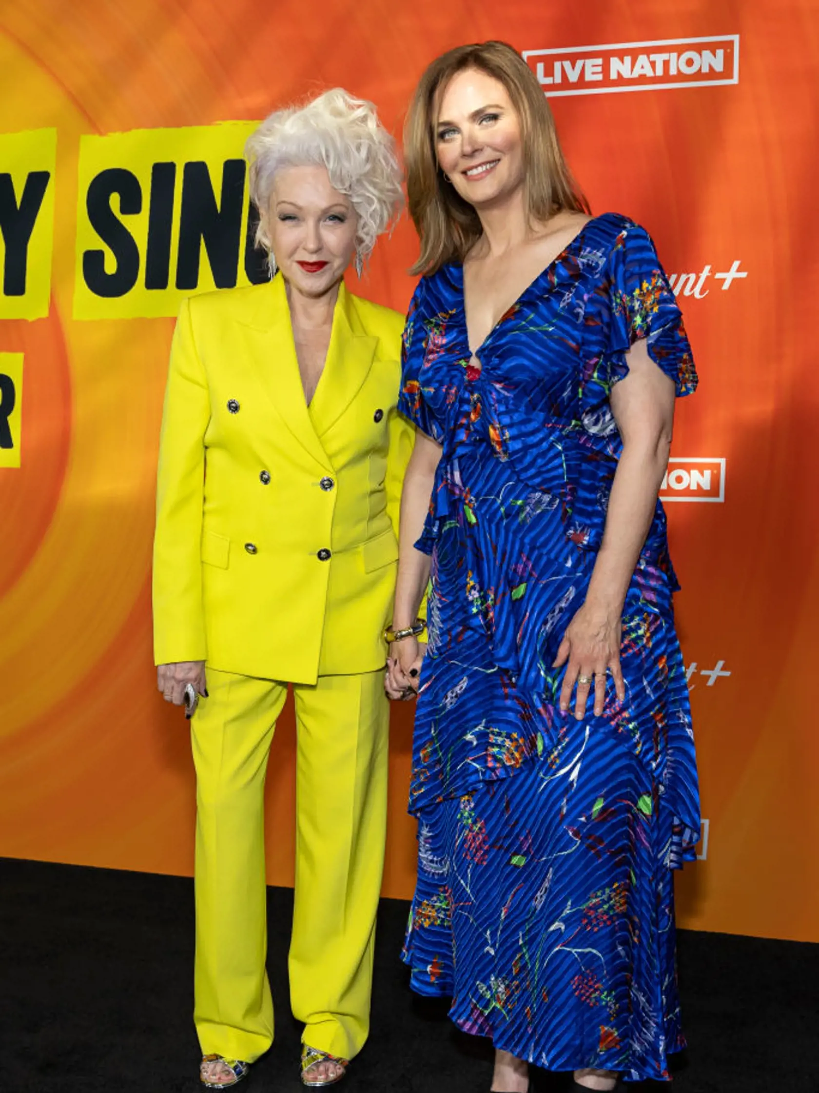 Emily Deschanel so Cyndi Lauper ne premiére jej dokumentu.