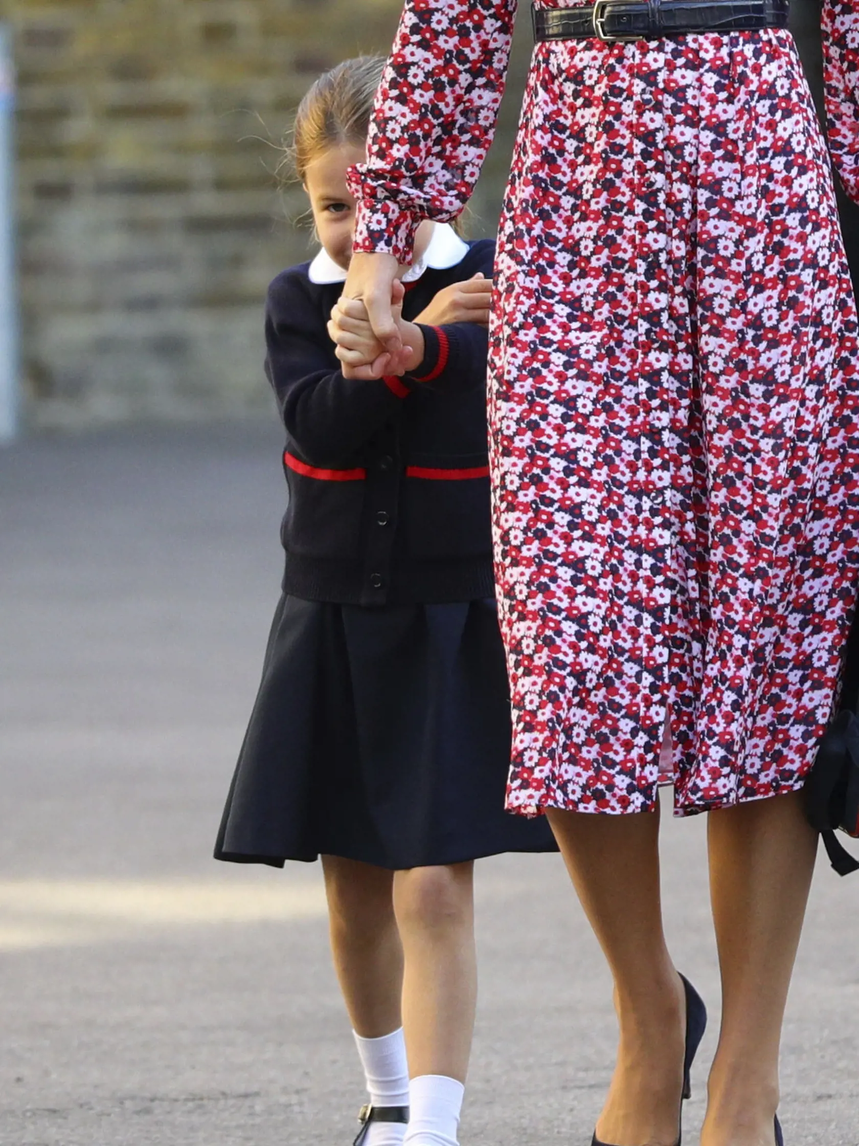 Charlotte miestami nervozitu nezvládla a ukrývala sa za mamou Kate.