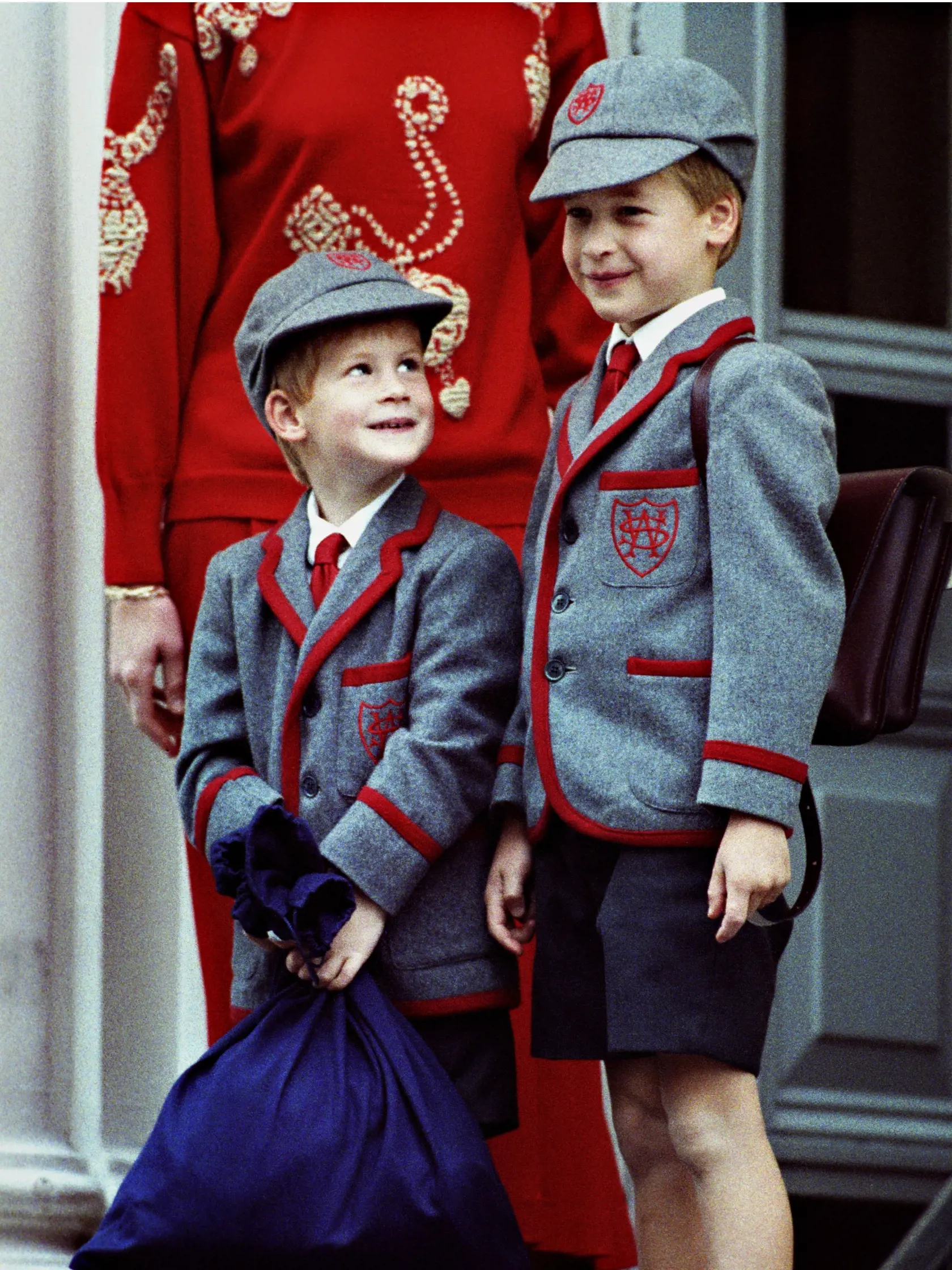 Harry, William a v pozadí ich mama, princezná Diana.