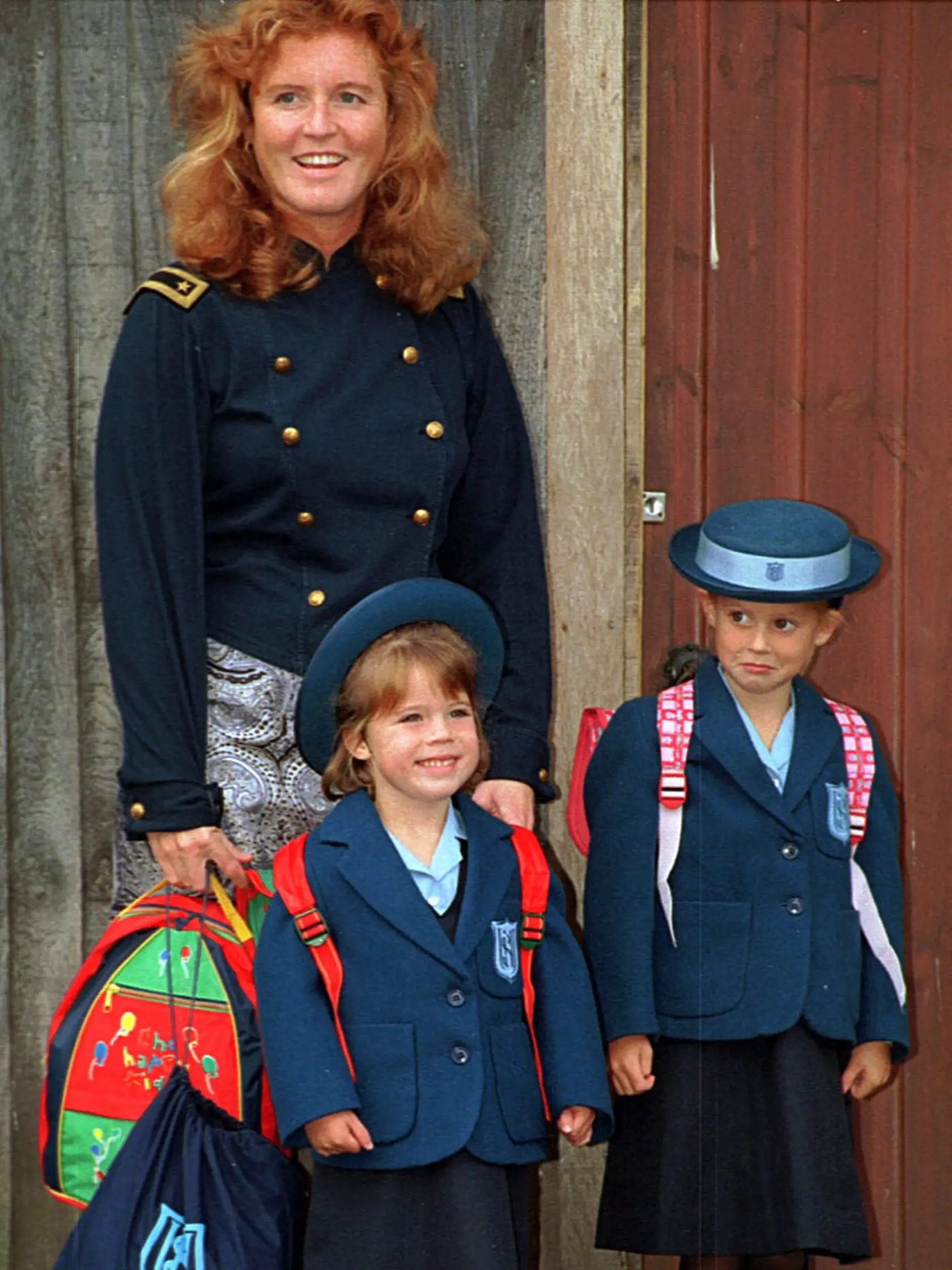 Princezná Eugénia (vľavo) a Beatrice v roku 1994 - mladšia Eugénia vtedy prvýkrát nastúpila na školu Upton House vo Windsore.