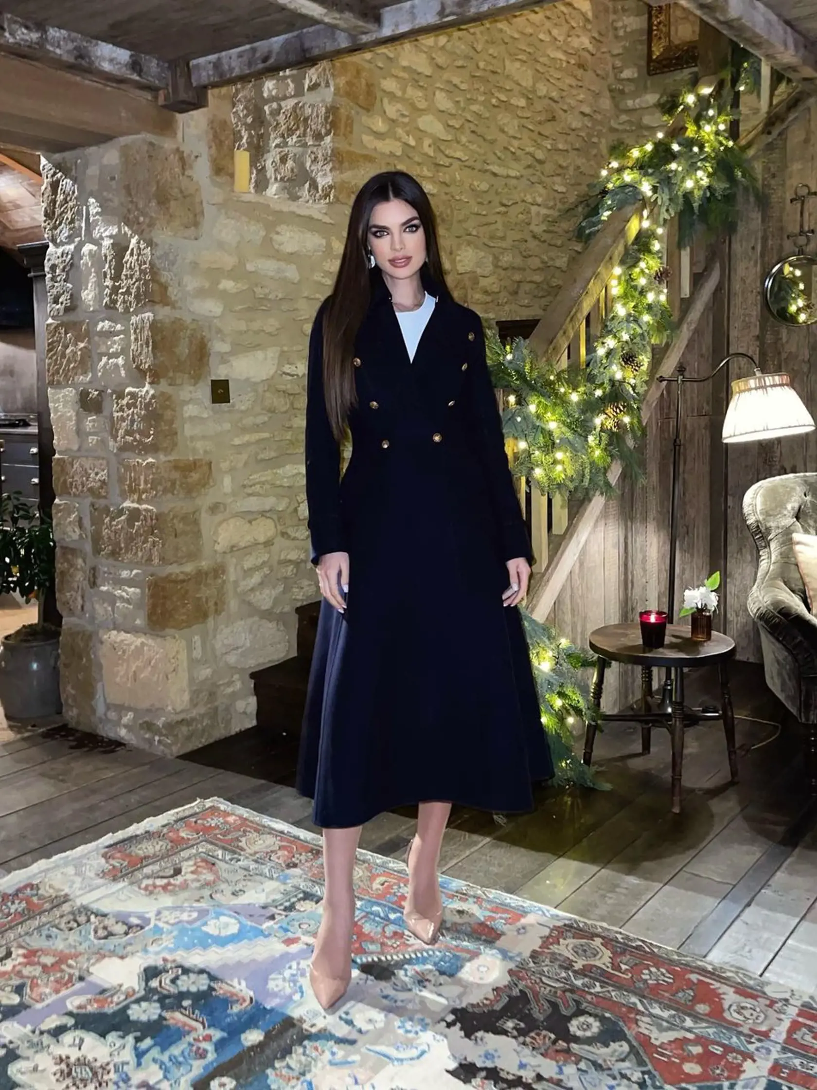Nadia sa živí modelingom a je bývalou Miss Universe.