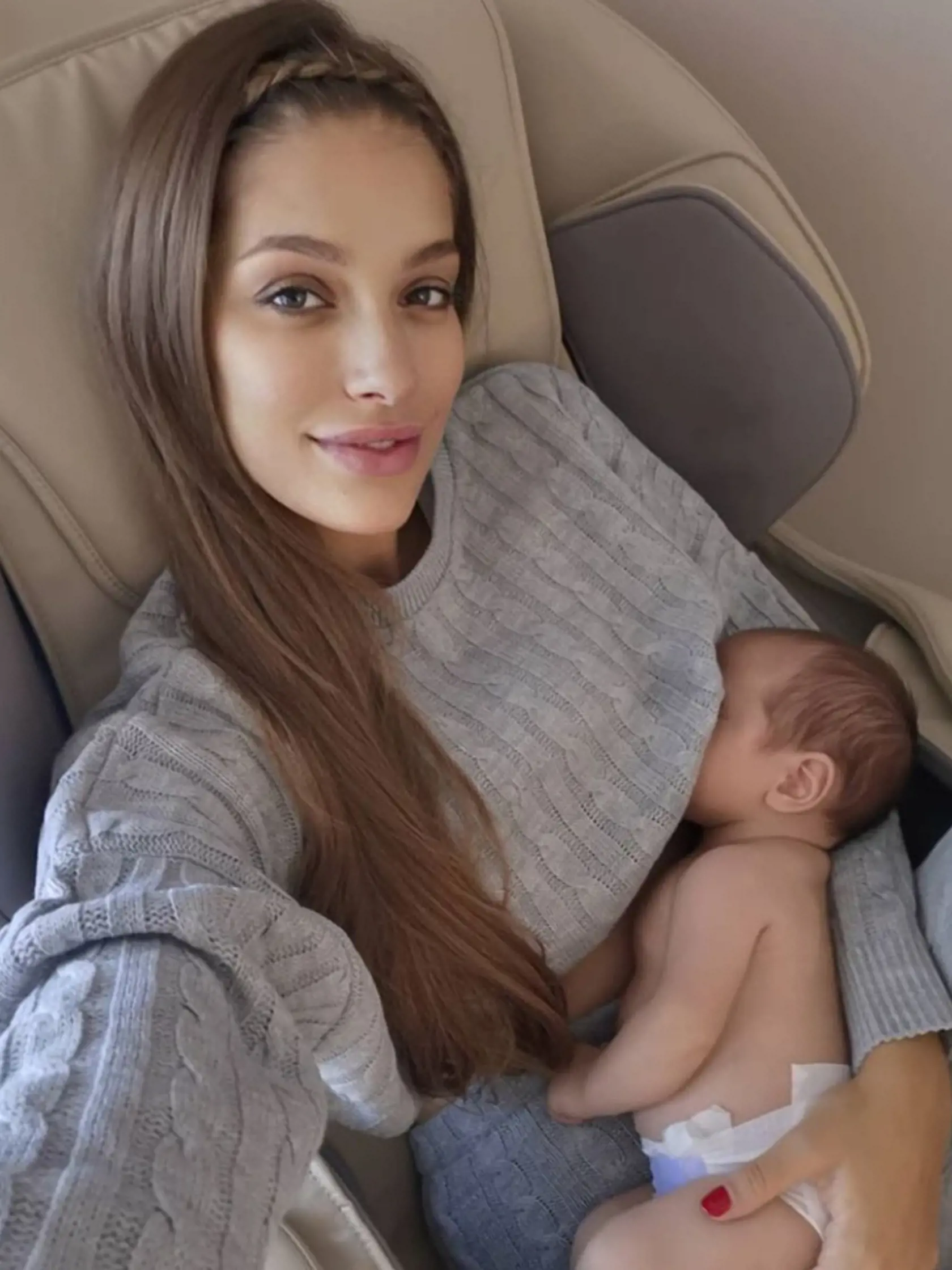 V čase keď sa Rytmus a Jasmina zasnúbili, ešte ani jeden z nich nevedel, že sa onedlho stanú rodičmi.