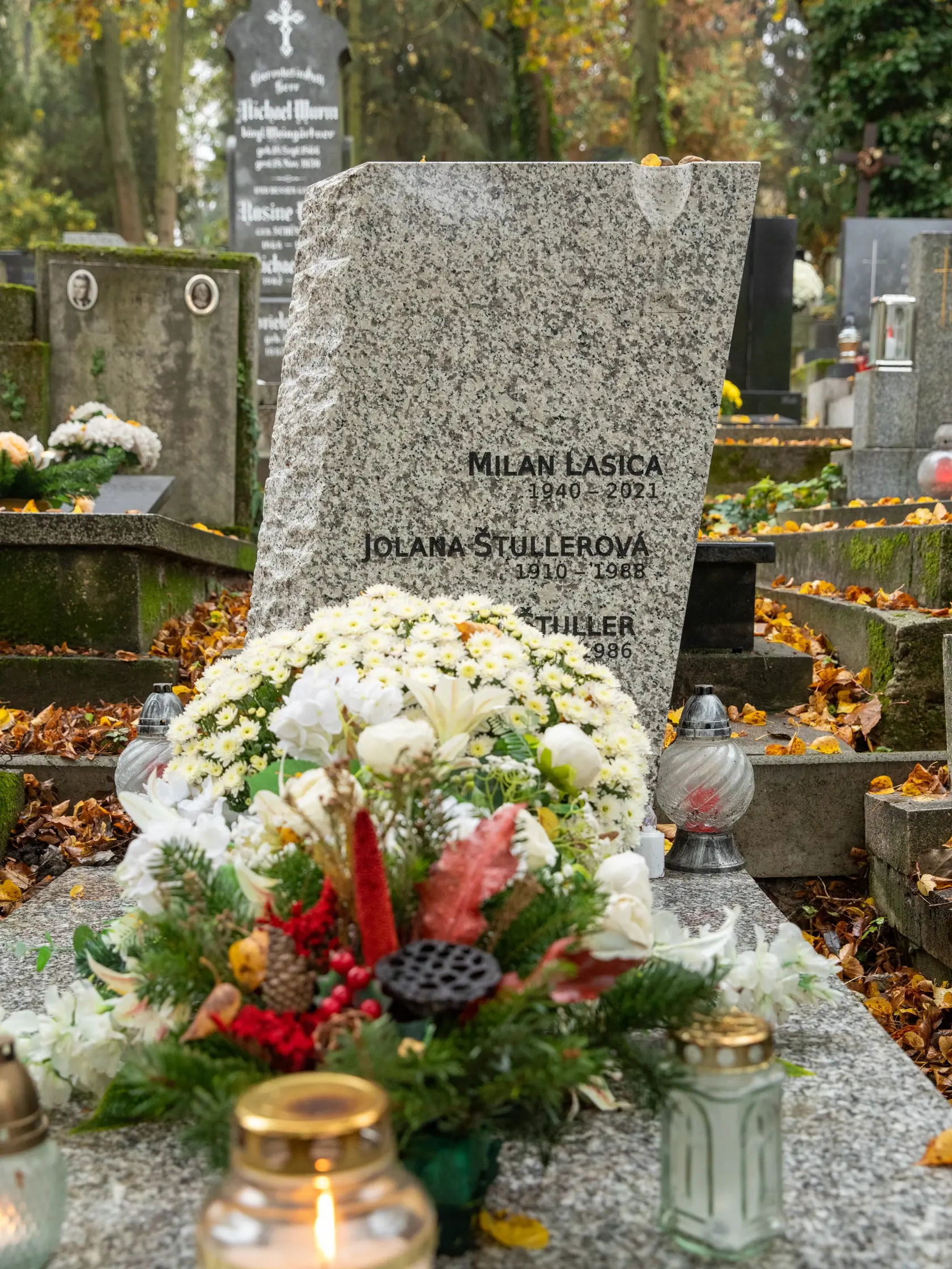 Hrob Milana Lasicu s rodinou na cintoríne v Slávičom údolí.