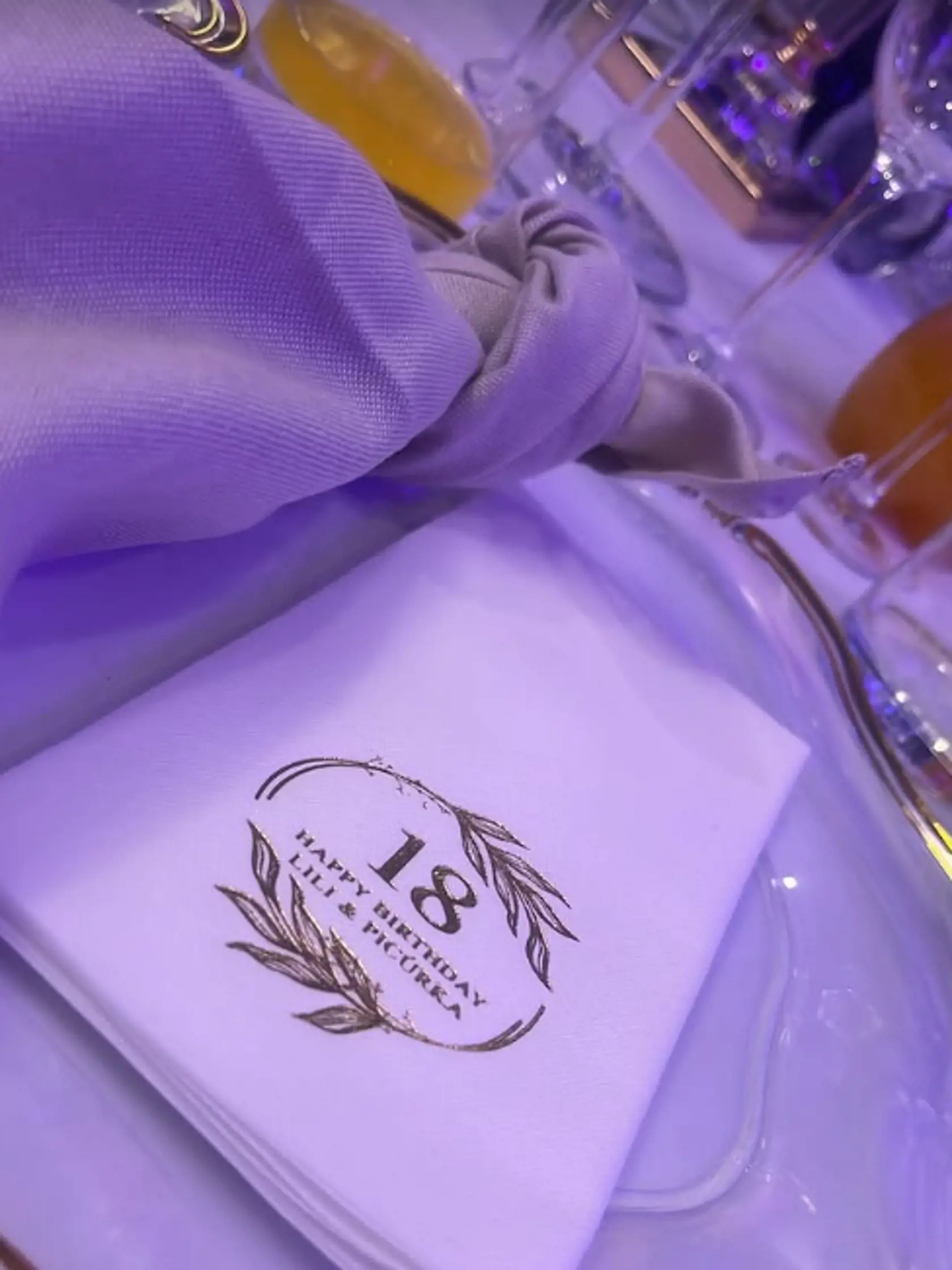Oslava 18. narodením Štefana "Picúrka" Banyáka: Oslávenec mal aj servítky s monogramom.