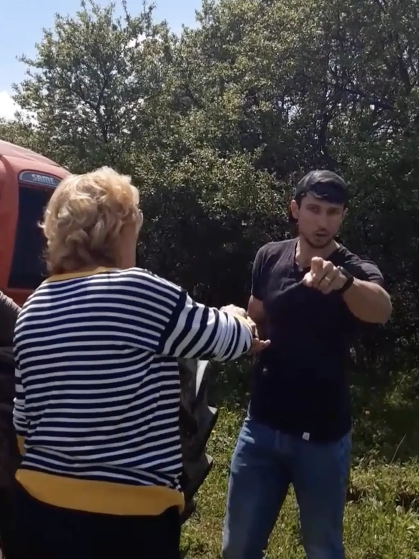 Incident Kuffovcov na poli s pracovníkmi konkurenčnej poľnohospodárskej firmy.