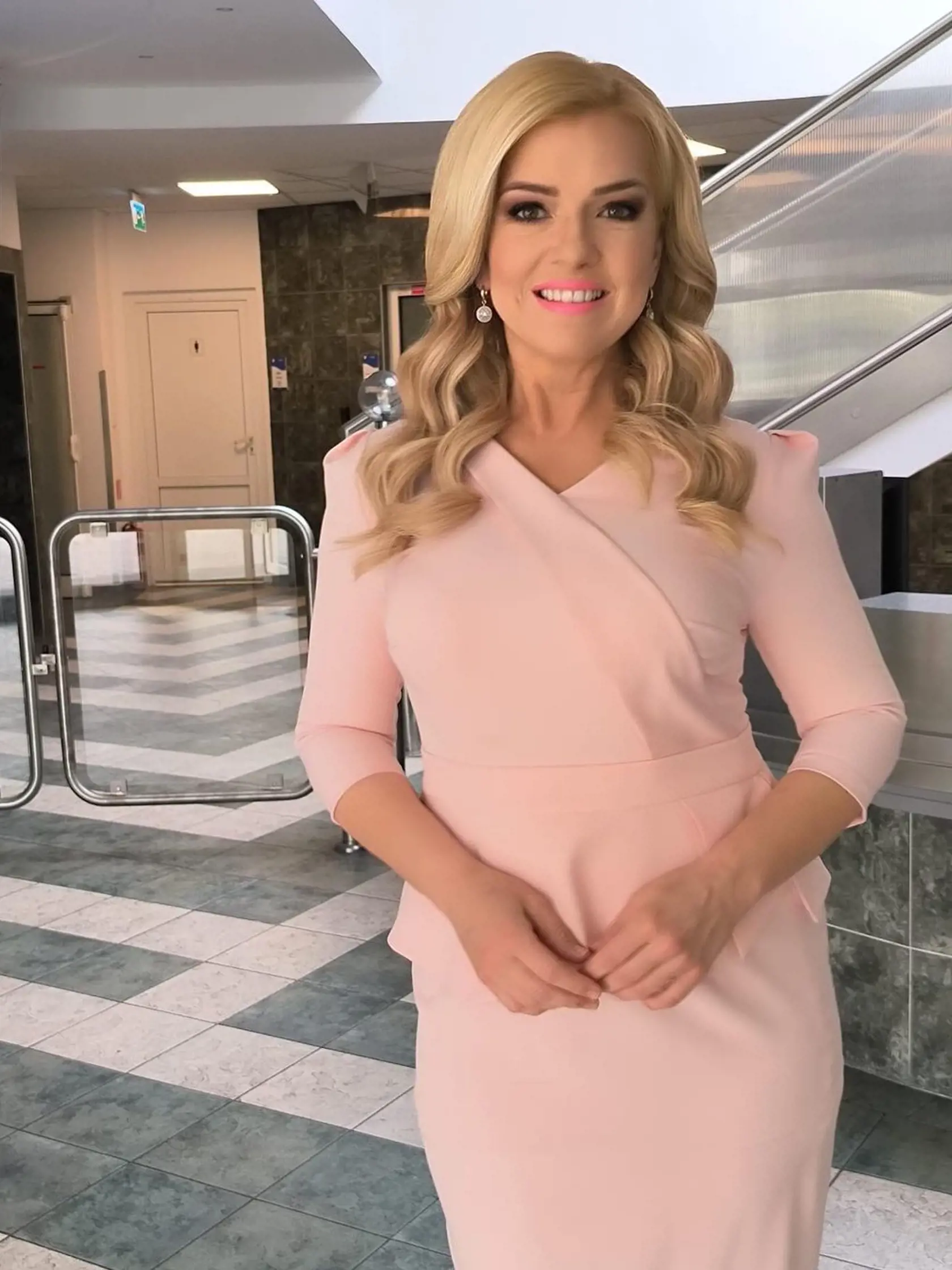 Zlatica Švajdová Puškárová ukázala outfit na vysielanie korunovácie Karola III.