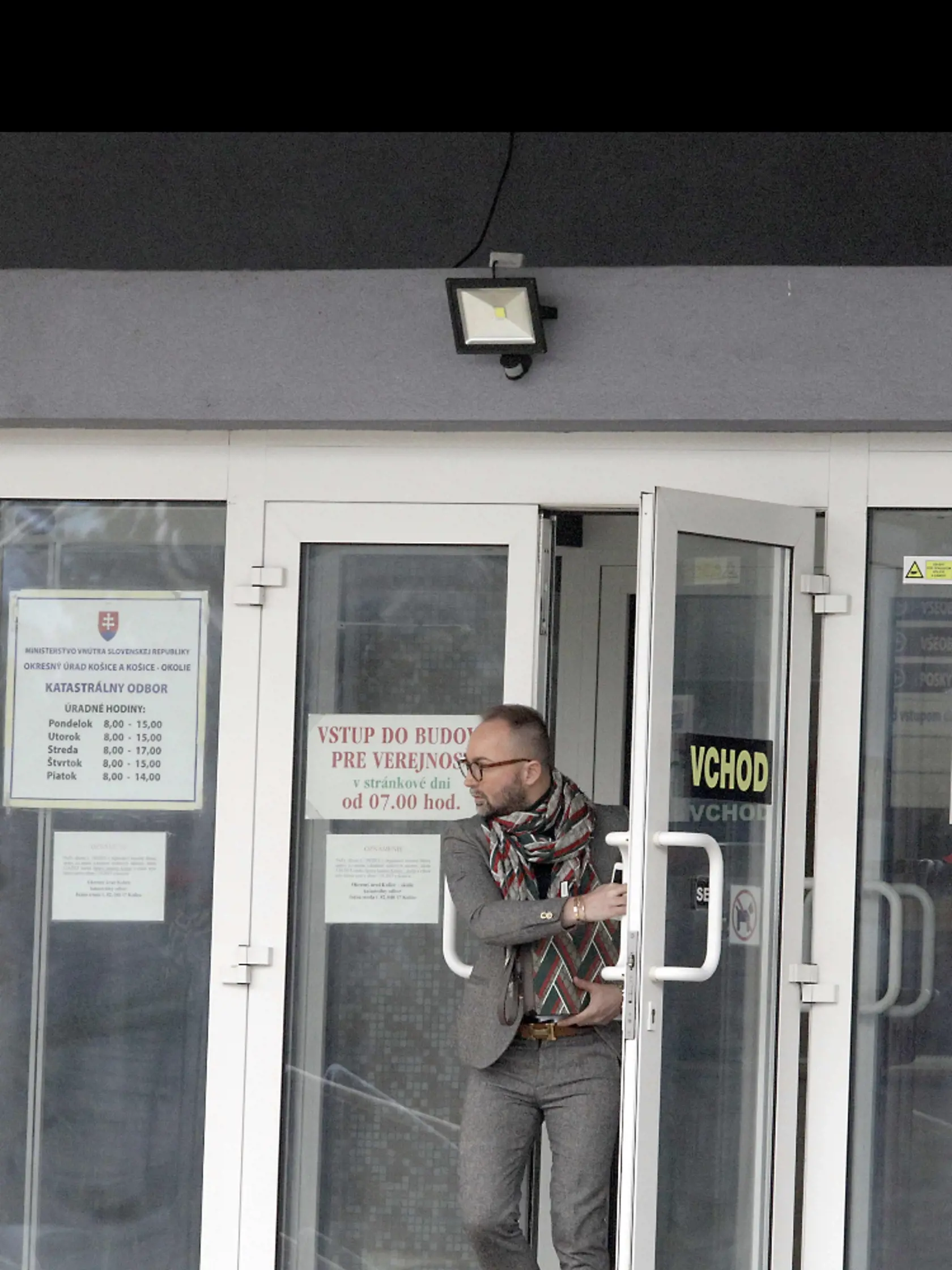 František Kabrheľ kam príde púta pozornosť luxusným extravagantným oblečením.