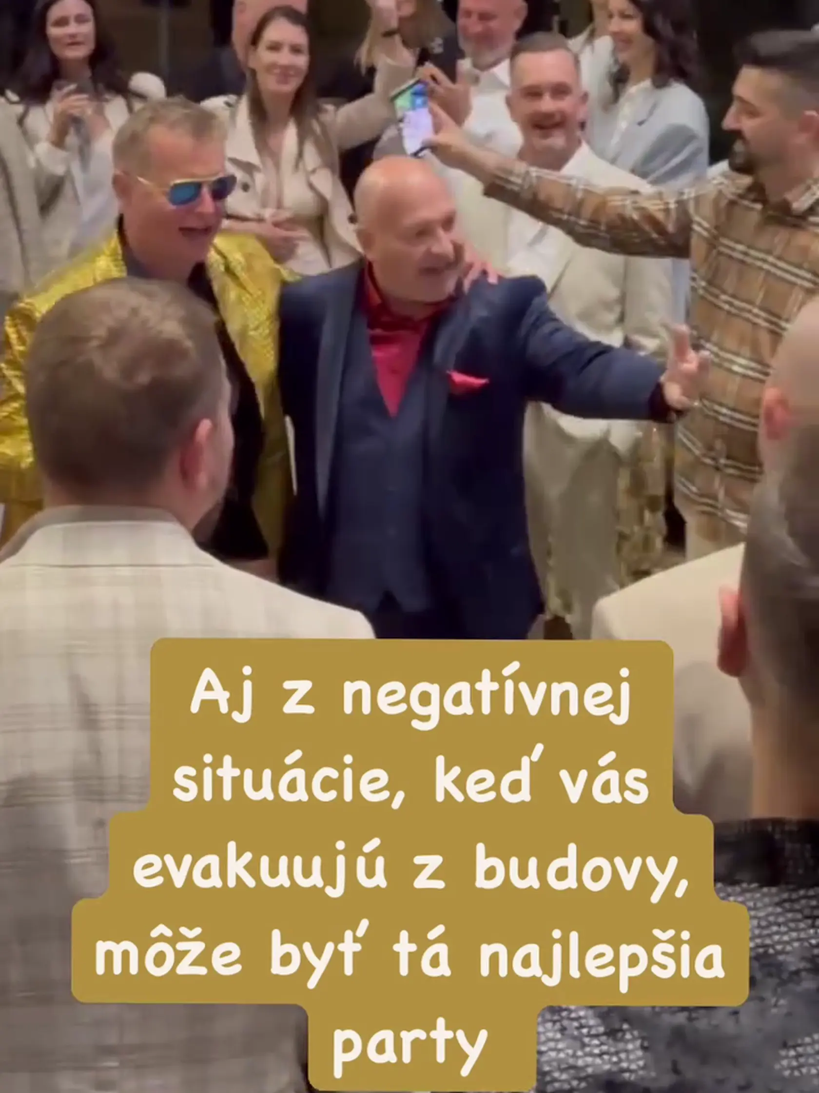 Oslava Karola Rumana pokračovala aj pred budovou. 
