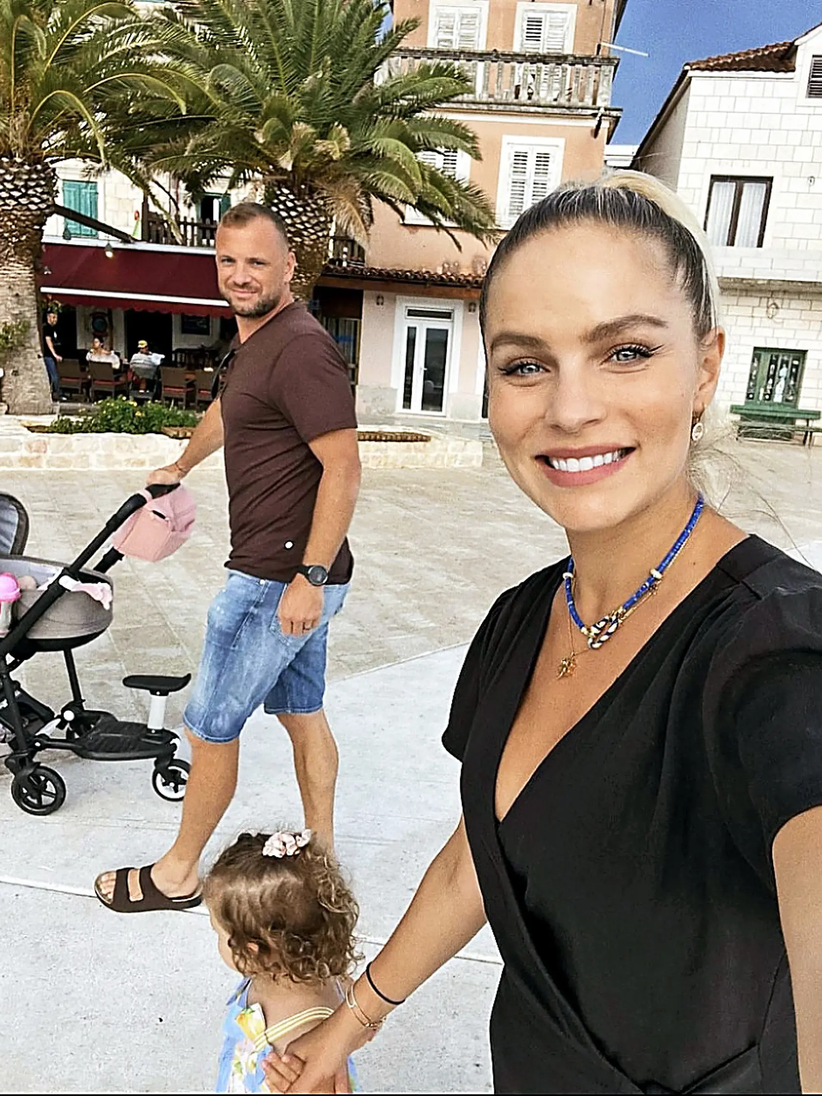Rodičia si vychutnávajú spoločné chvíle so svojimi dcérkami.