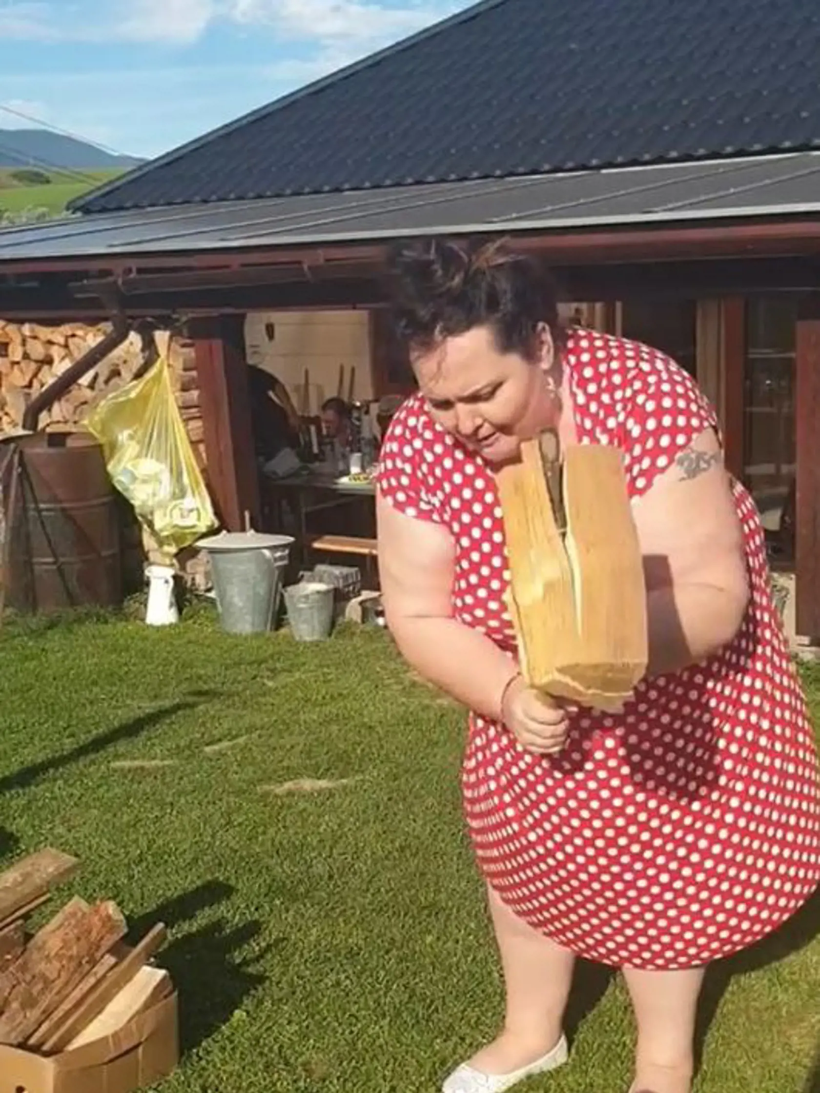 Názlerová v bodkovaných šatách rúbala drevo.