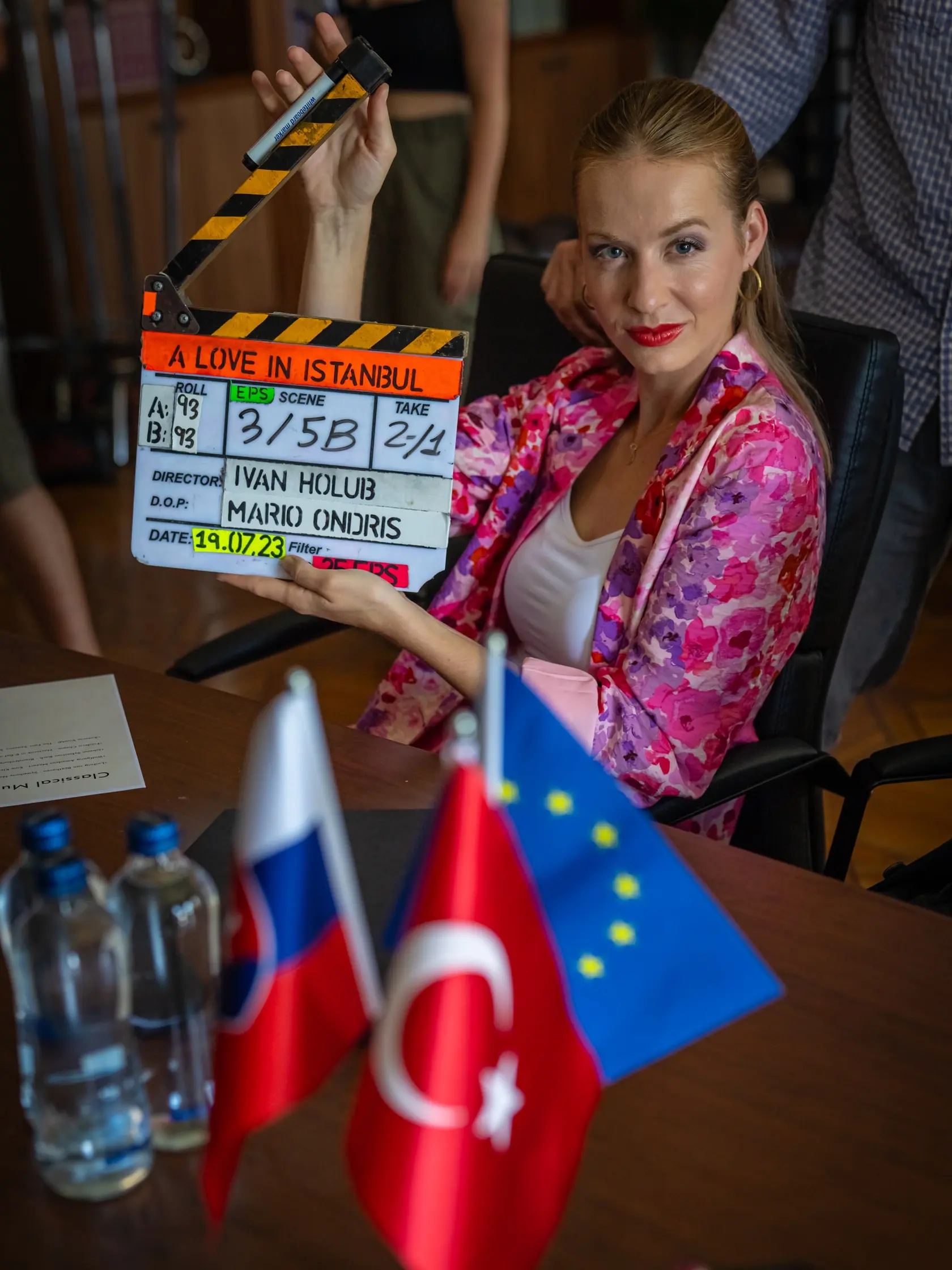 Stálou pracovníčkou konzulátu na pozícii PR a marketingu Lea Liptáková (Simona Kollárová).