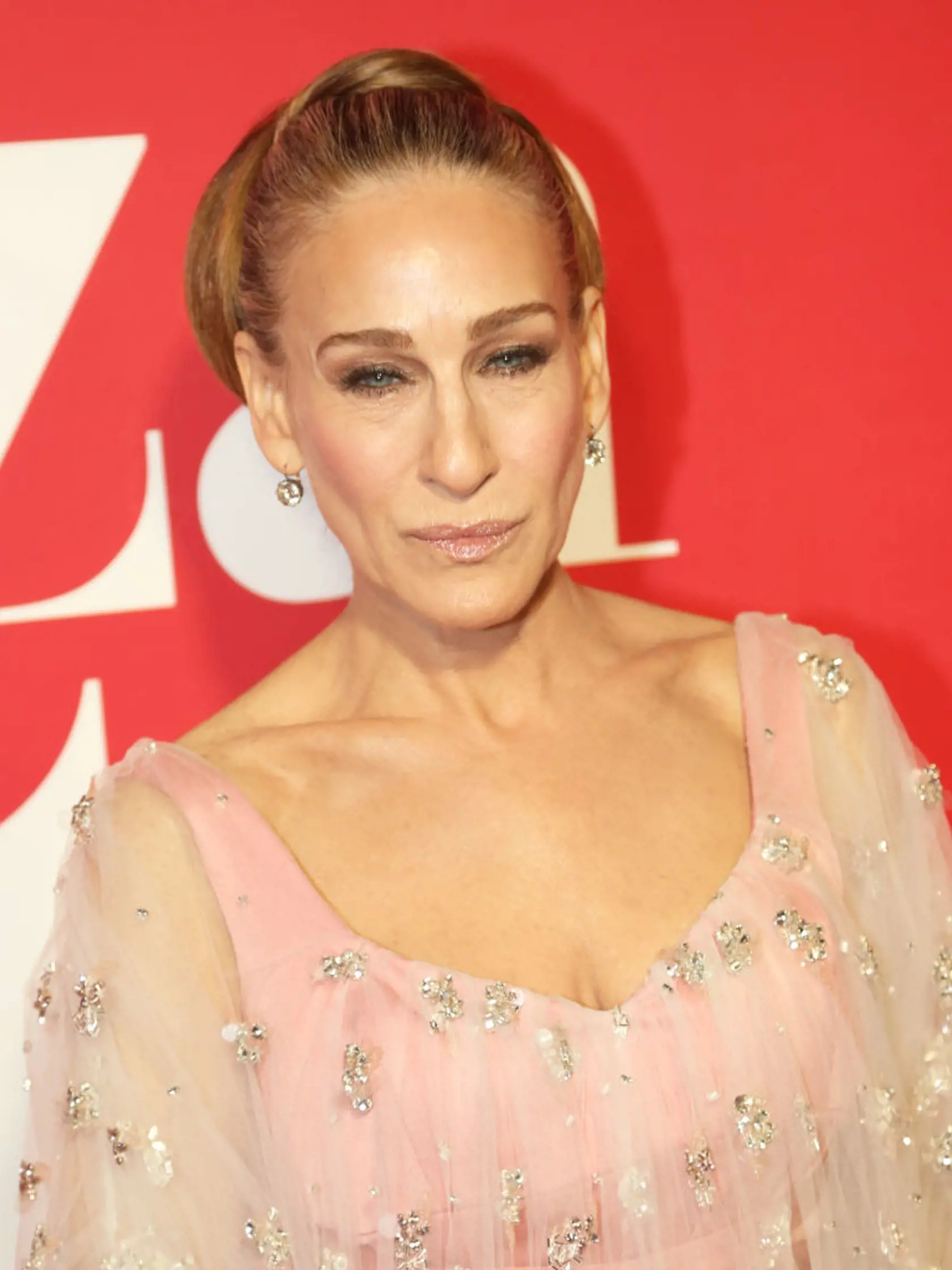 Napriek tomu, že Hollywoodu vládne kult nekonečnej mladosti spojený s botoxom a plastickými operáciami, Sarrah Jessica Parker sa rozhodla starnúť prirodzene. Svetu tak veselo ukazuje šediny, vrásky aj nie príliš pôvabné starecké ruky.