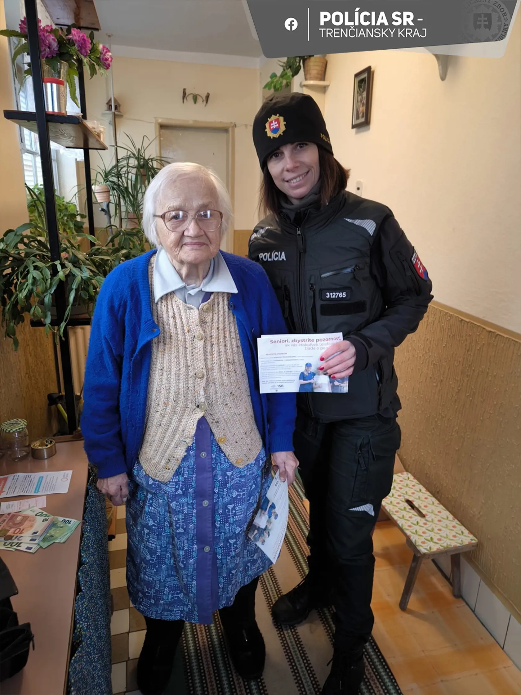 Trenčianski policajti na praktiky podvodníkov upozorňujú starších ľudí.