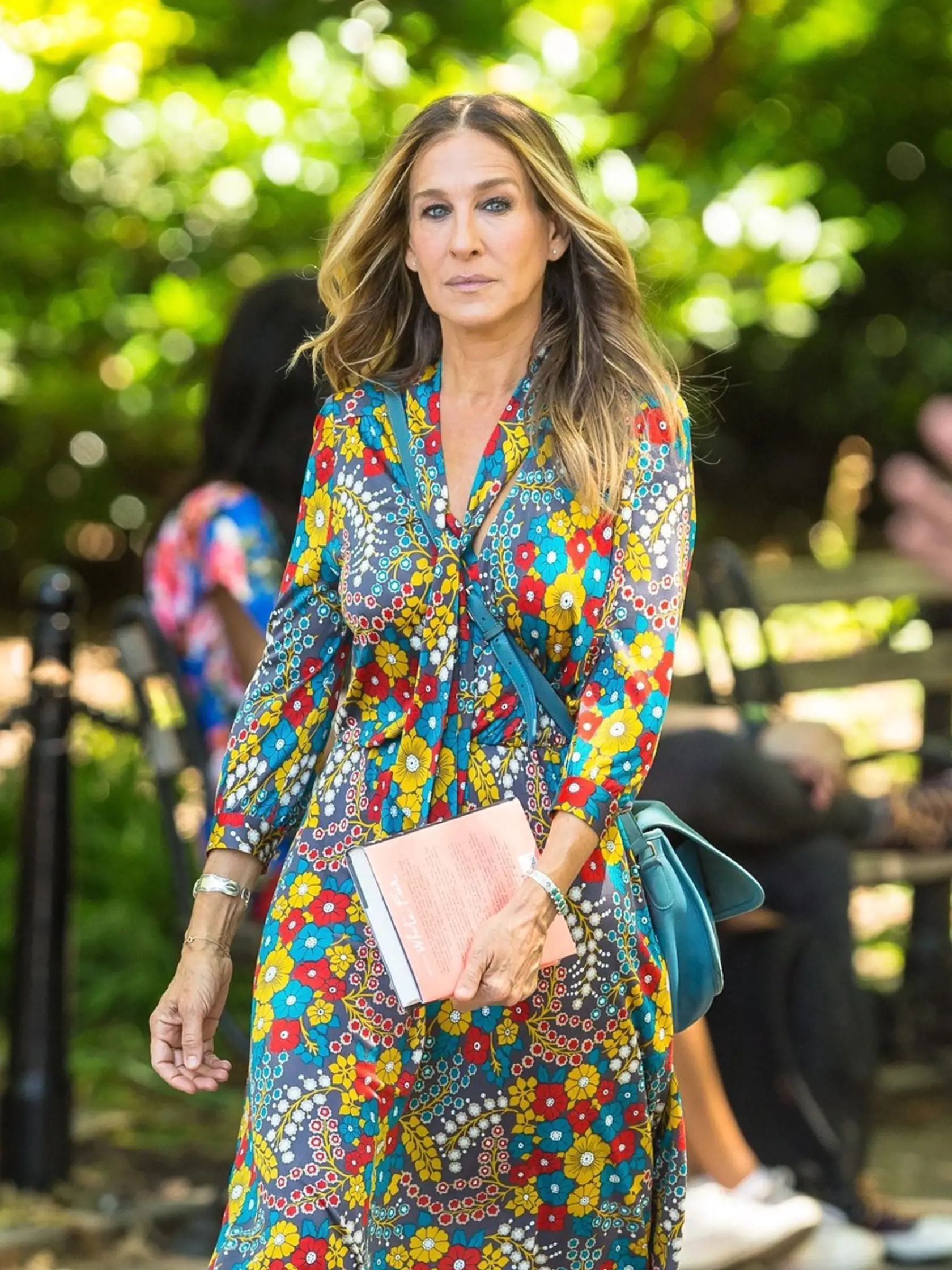 New York, NY  - Sarah Jessica Parker films HBO's TV Show 'Divorce' at the Washington Square Park and shows off her skills while playing footbag wearing pumps!    Pictured: Sarah Jessica Parker    BACKGRID USA 9 JUNE 2017     USA: +1 310 798 9111 / usasales@backgrid.com    UK: +44 208 344 2007 / uksales@backgrid.com    *UK Clients - Pictures Containing Children  Please Pixelate Face Prior To Publication*, Image: 336025813, License: Rights-managed, Restrictions: , Model Release: no, Credit line: P