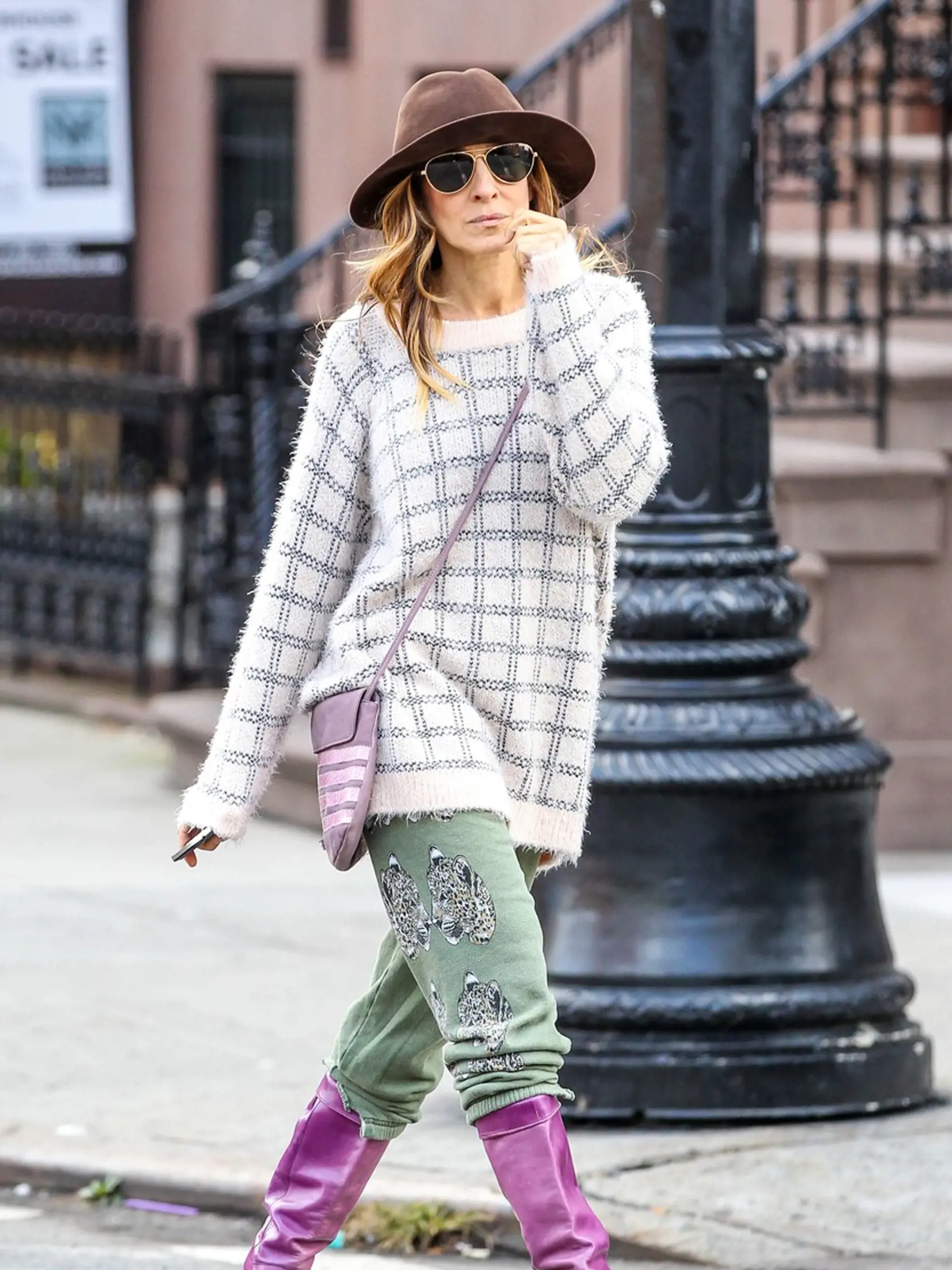 New York, NY - Sarah Jessica Parker has to spend some extra time comforting one of her daughters who is upsets as she walks with the girls heading to school.          November 7, 2014, Image: 210318275, License: Rights-managed, Restrictions: NO Brazil, Model Release: no, Credit line: Profimedia, AKM-GSI