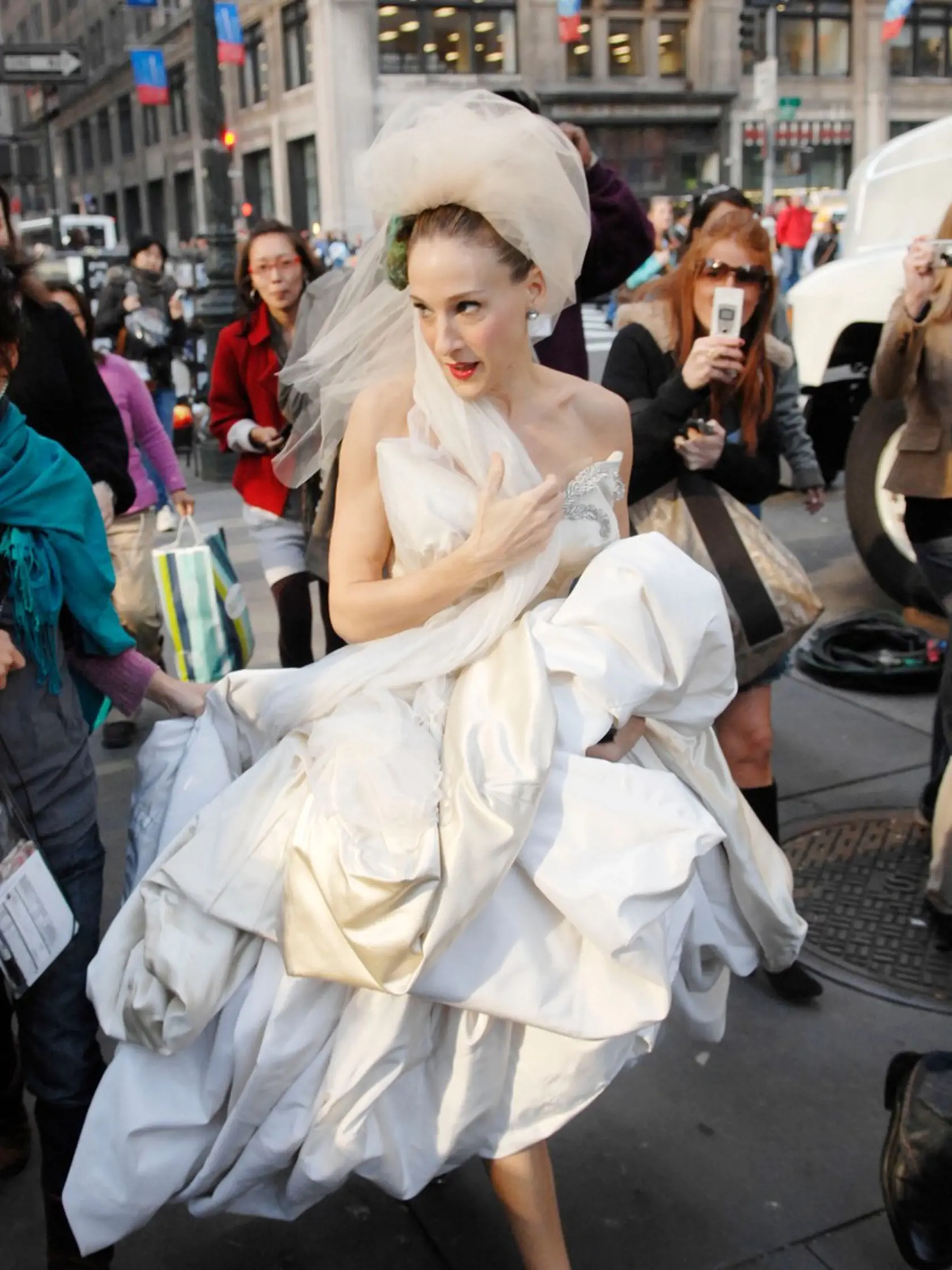Šaty od Vivienne Westwood, ktoré si obliekla Sarah Jessica Parker vo filme Sex v meste, sa okamžite stali najznámejšími svadobnými šatami na svete.