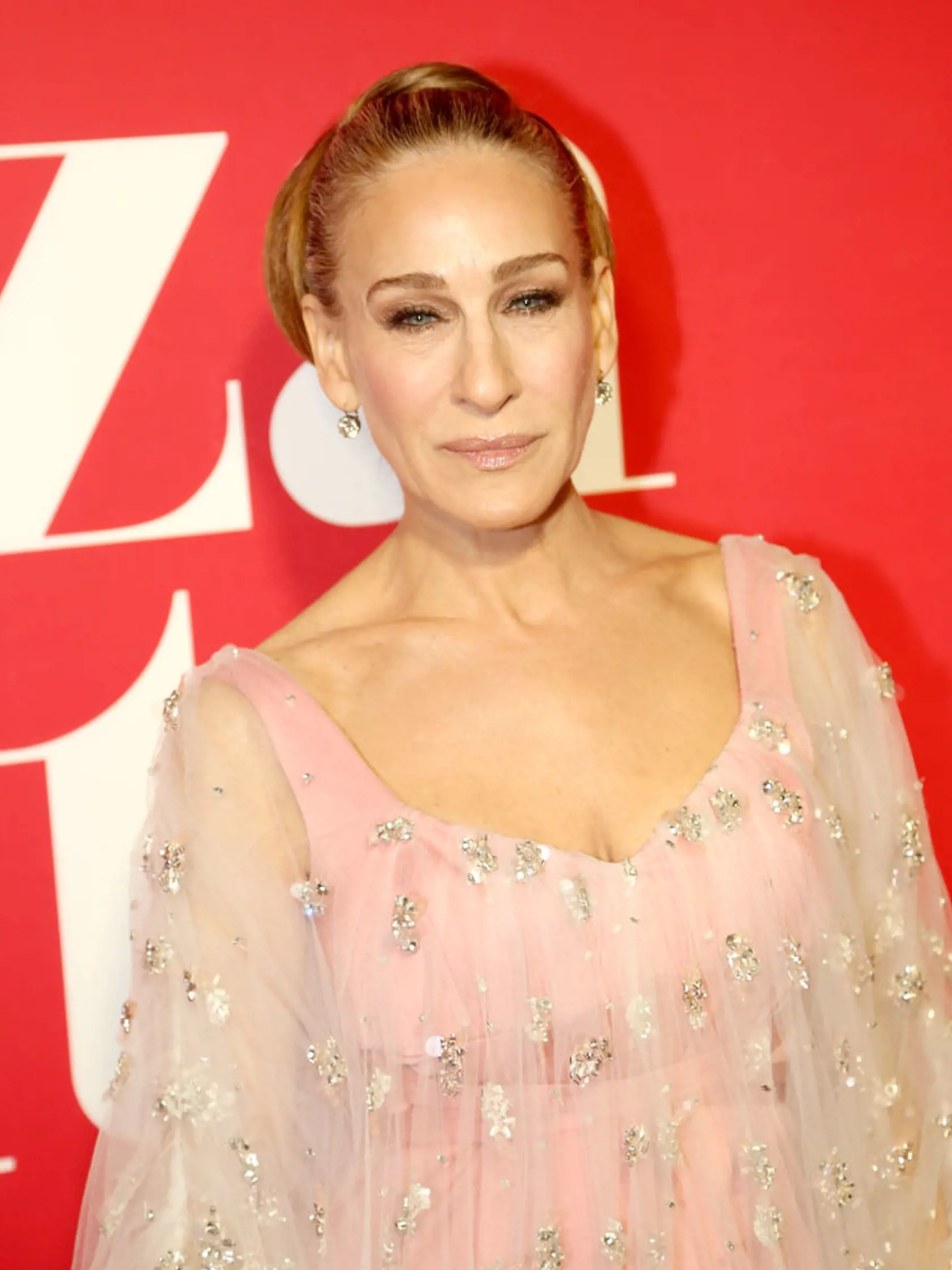 Americká herečka Sarah Jessica Parker (57) sa vďaka úlohe seriálovej Carrie Bradshawovej zo Sexu nestala len hviezdou, ale aj módnou ikonou. Zub času je však neúprosný a na herečke zanechal hlboké stopy v podobe šedín a vrások. Na rozdiel od mnohých kolegýň sa ich Sarrah nebojí ukázať.