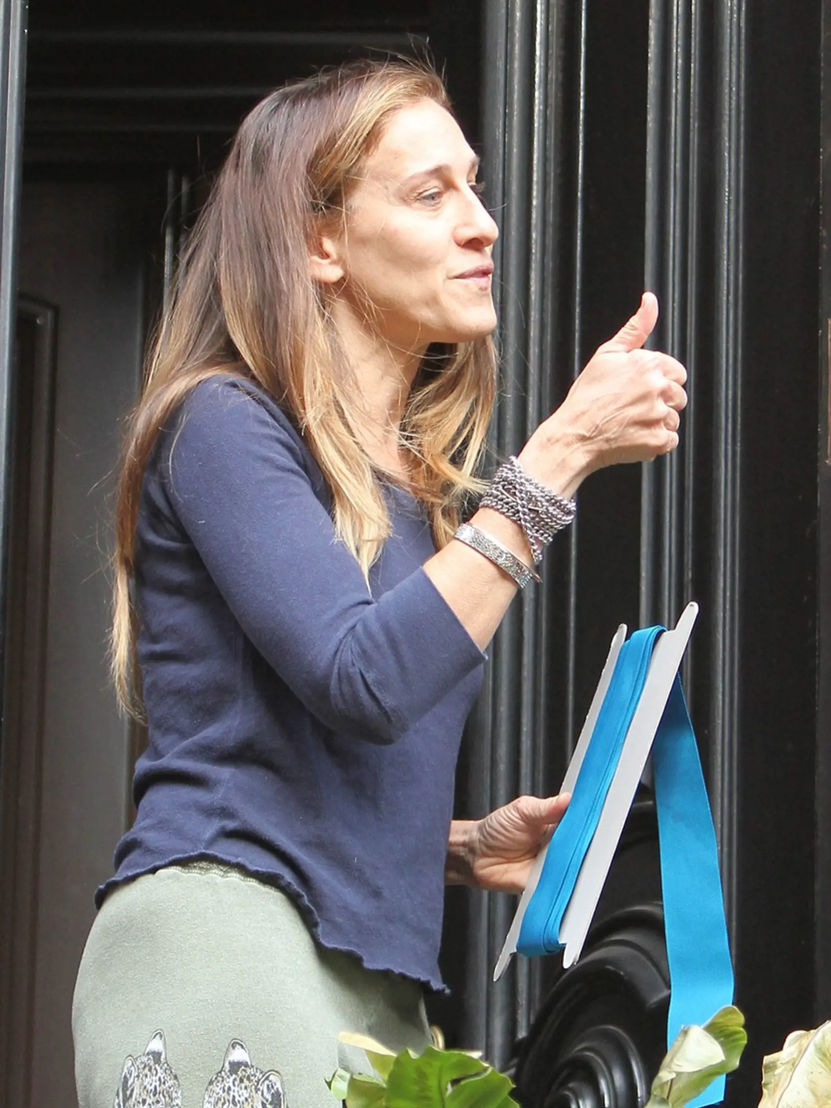 , New York, NY - 12/12/2014 - Sarah Jessica Parker Spotted Giving Instructions To a Person Who Was Doing Christmas Decorations in Front of Her House.  -PICTURED: Sarah Jessica Parker -, Image: 213078069, License: Rights-managed, Restrictions: , Model Release: no, Credit line: Profimedia, INSTAR Images