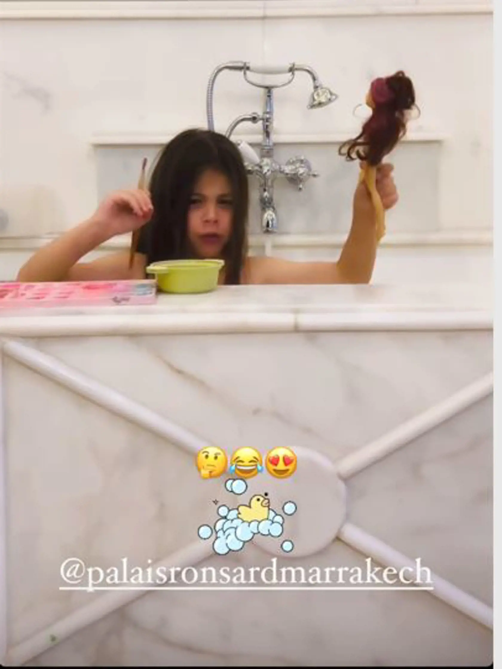 Sklenaříková kúpe dcéru v takejto luxusnej kúpelni.