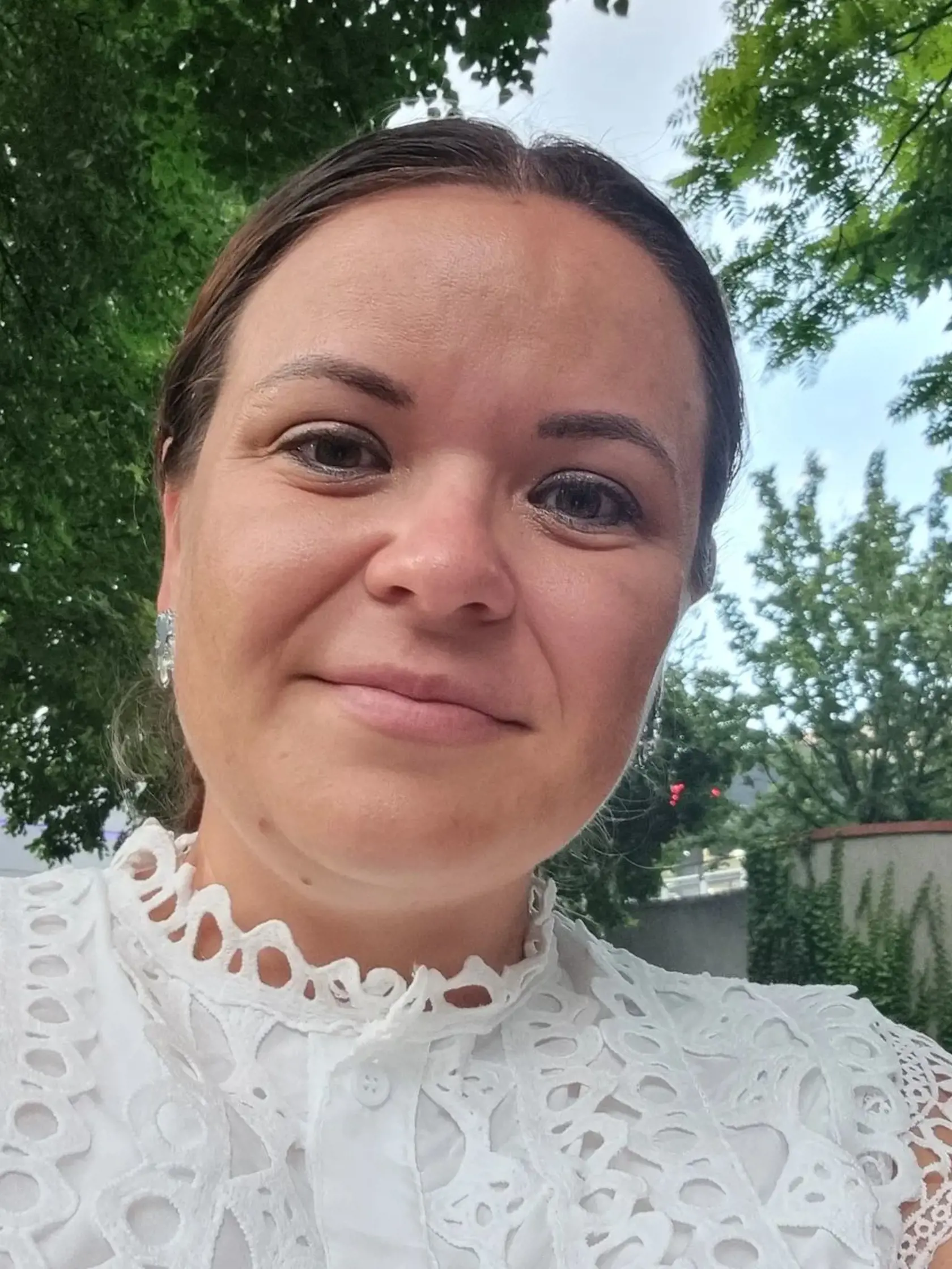 Sestrička Katka je zdravotná sestra s dlhoročnou praxou u nás i v Saudskej Arábii a zakladateľka úspešného projektu SESTRIČKA ONLINE. Ma adoptovanú dcéru a na svojom konte desiatky ebookov, online aj offline kurzov a za sebou tisícky followerov.
