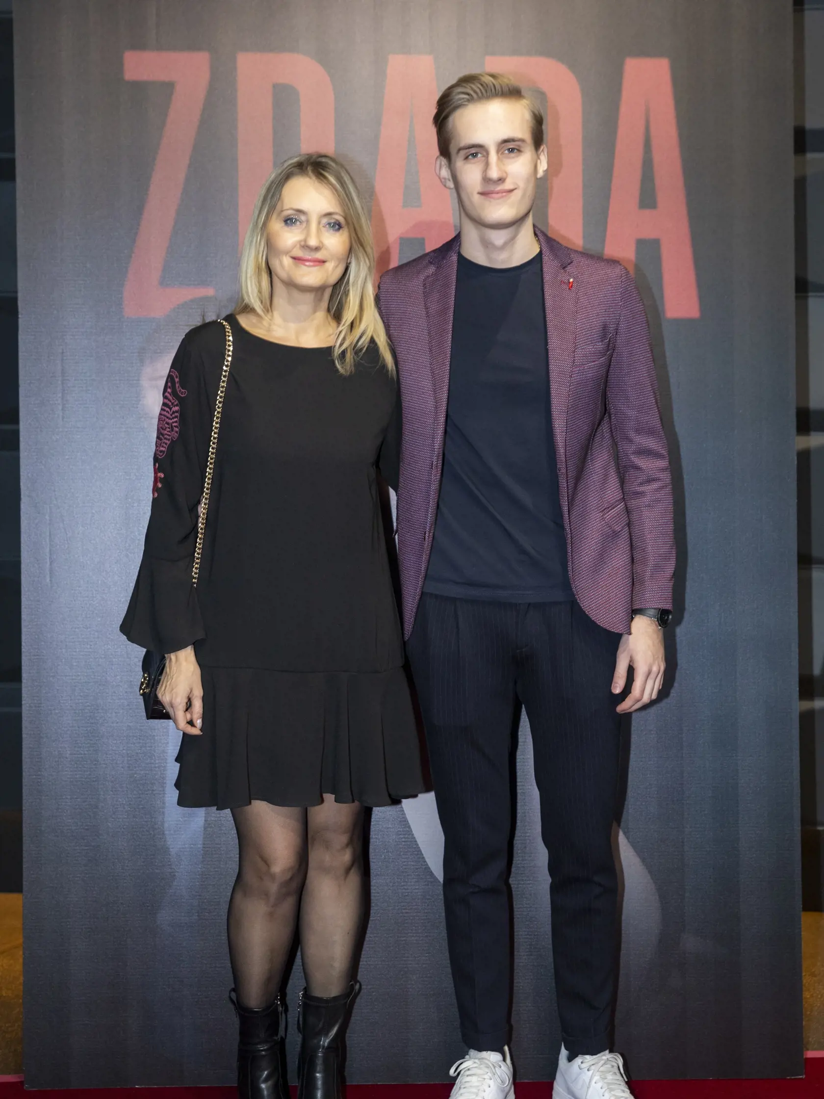 Na snímke je premiéra televízného seriálu Zrada. Juraj stvárňuje brata mladej milenky.