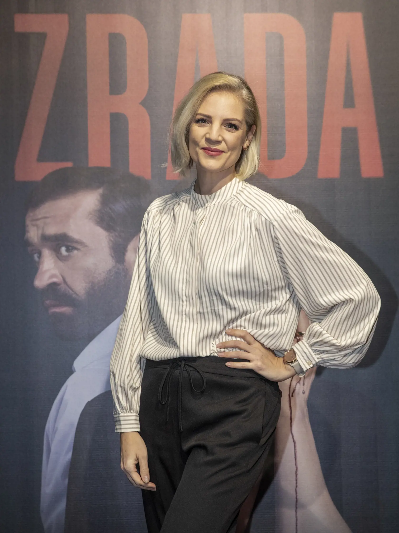  Na snímke je premiéra televízného seriálu Zrada.
 