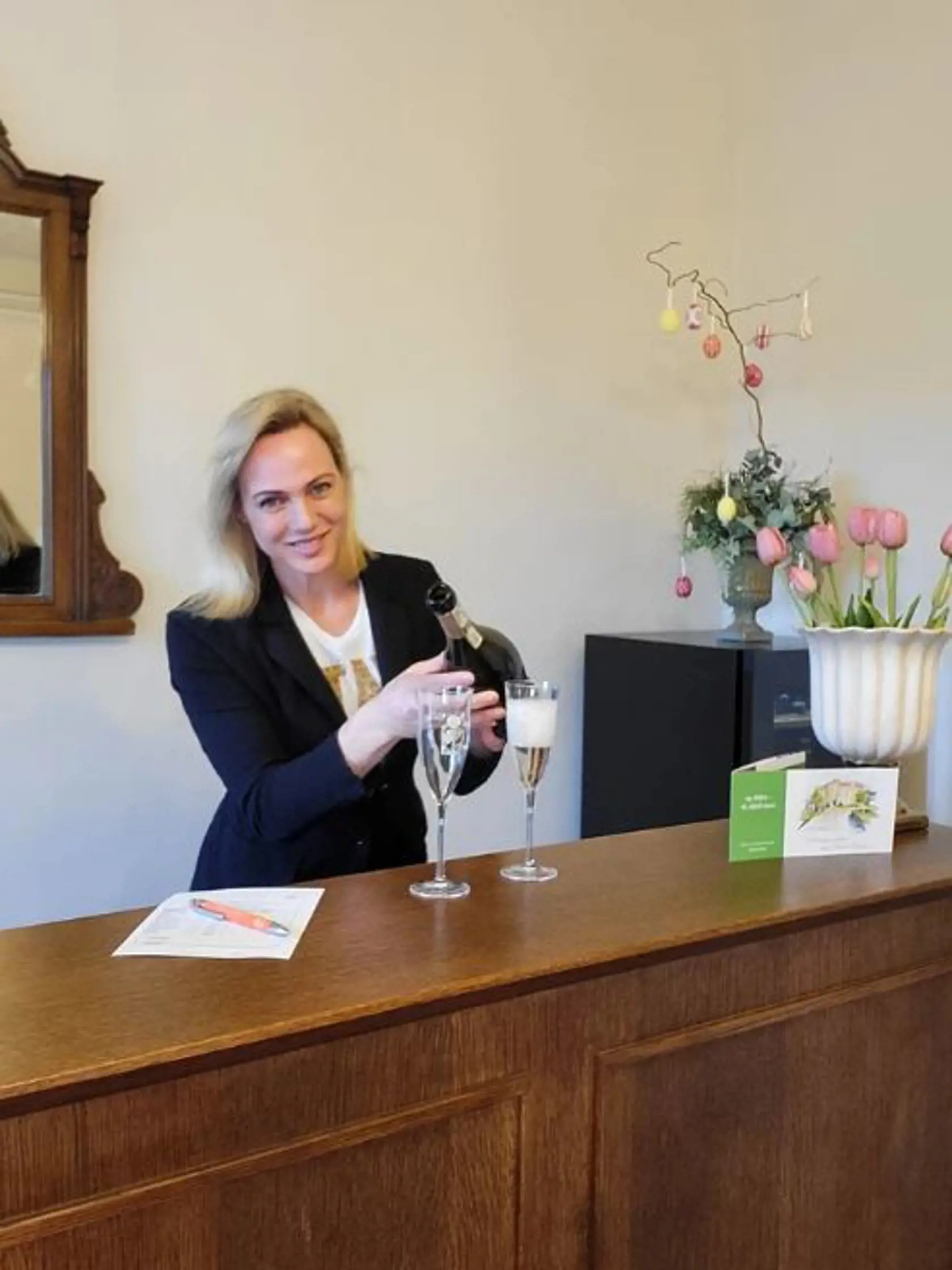 Adriana na recepcii váta hostí.