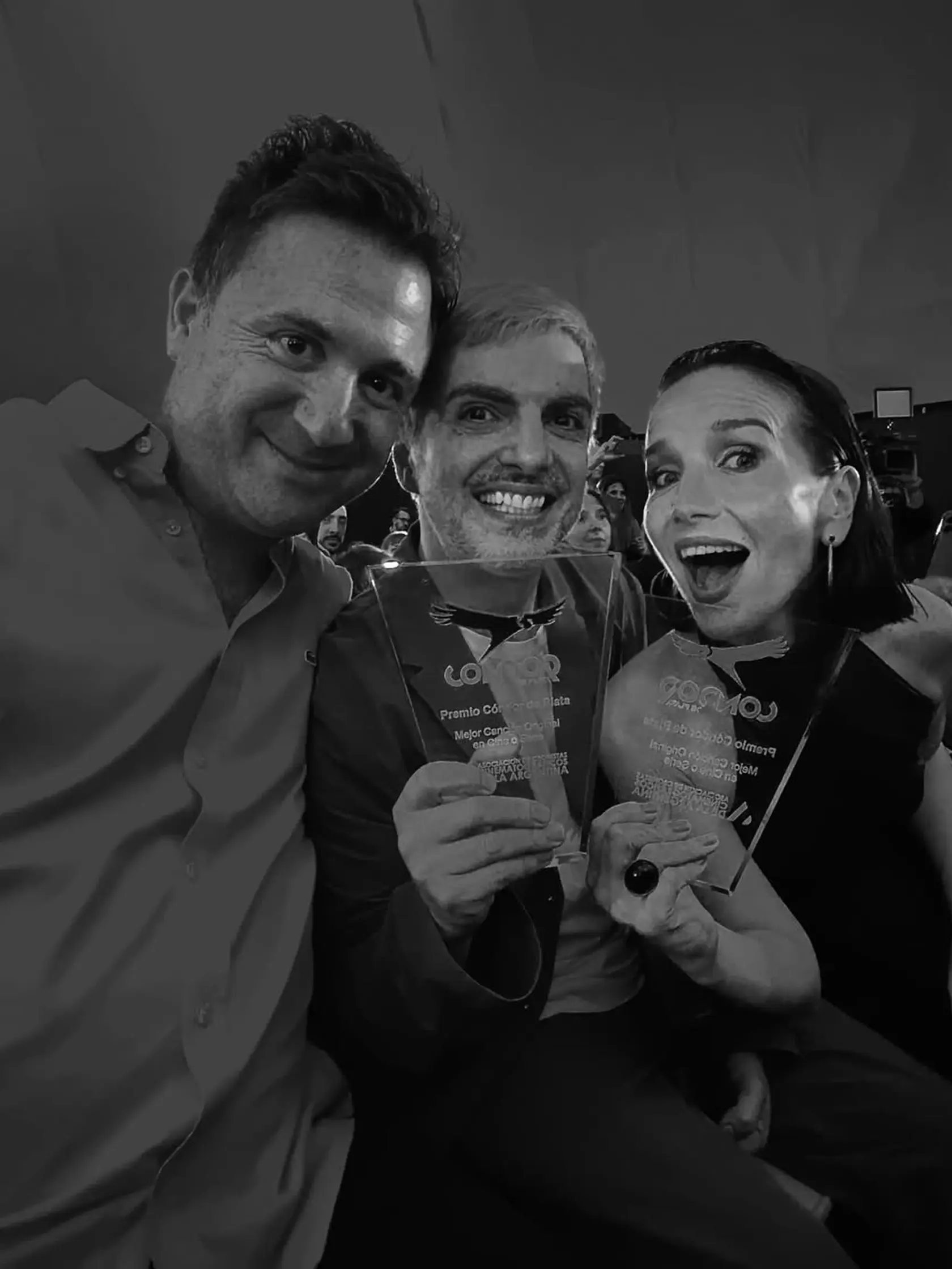 Natalia Oreiro získala cenu Strieborný kondor v marci za pieseň k filmu Tábor s mamou. Vtedy sa prvýkrát ukázala na verejnosti v krátkom účese. 