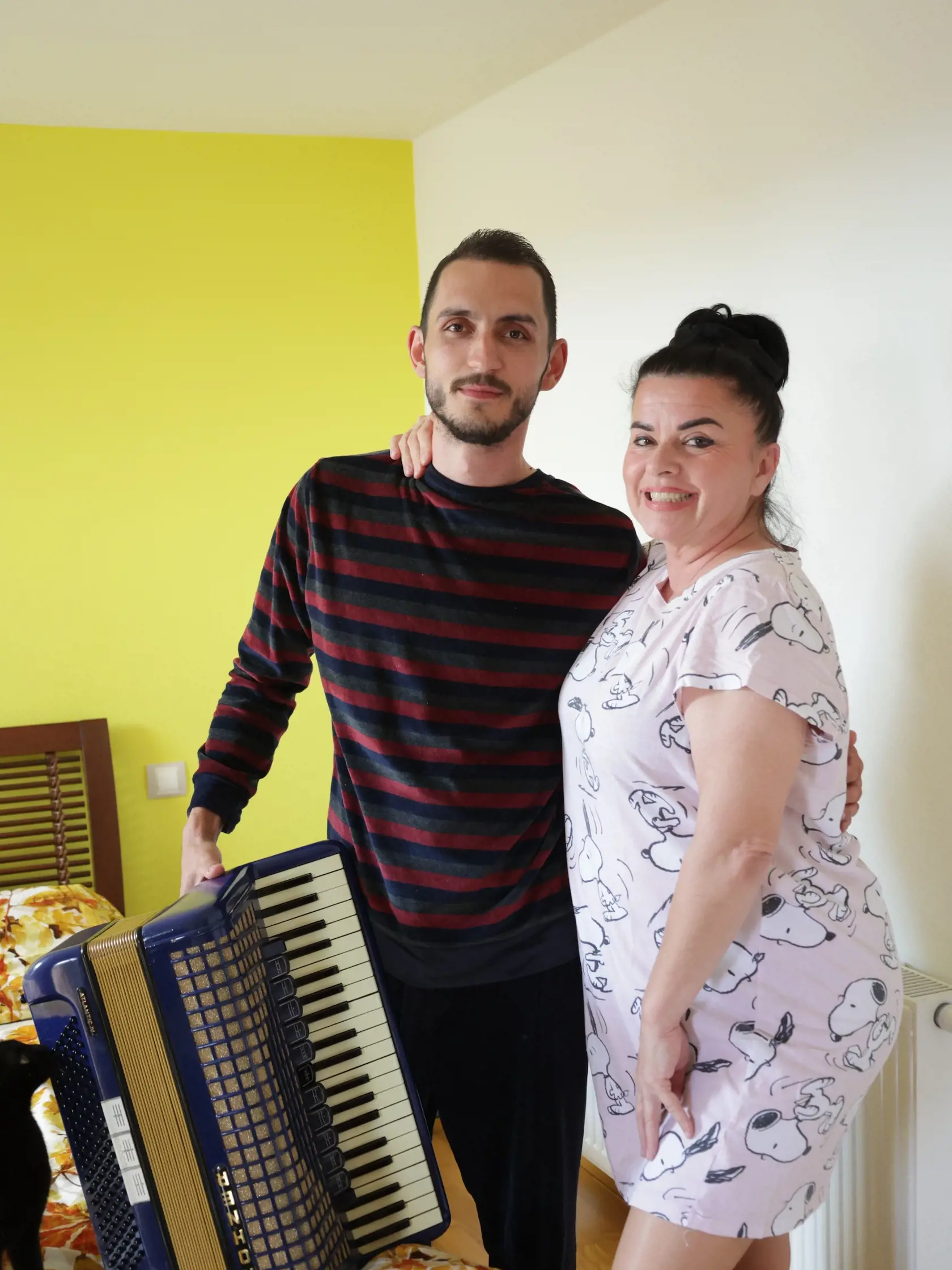 Okrem mnohých spoločných záujmov všetci traja trávia čas či už prácou pri dome, spevom a hraním na hudobné nástroje, varením a pečením, alebo len nekonečnými rozhovormi do neskorých večerných hodín.