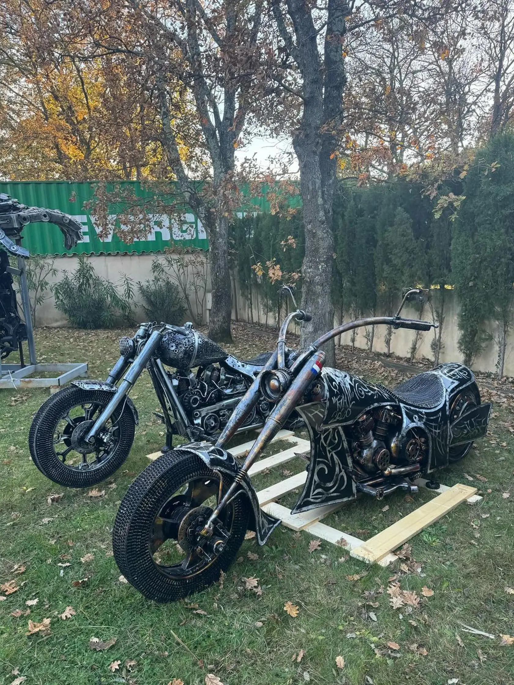 Nový tematický park v záhrade ich hotela.