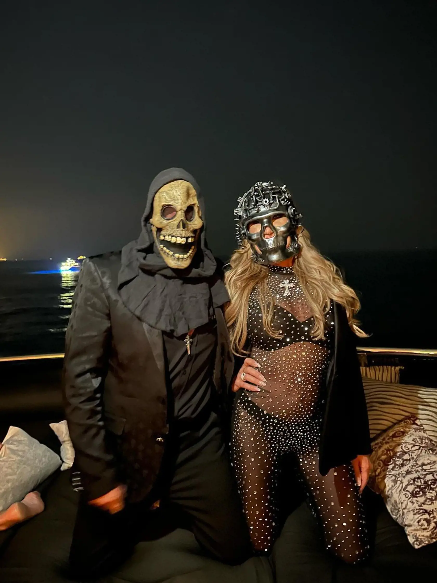 Extravagantné outfity doplnili strašidelnými maskami.