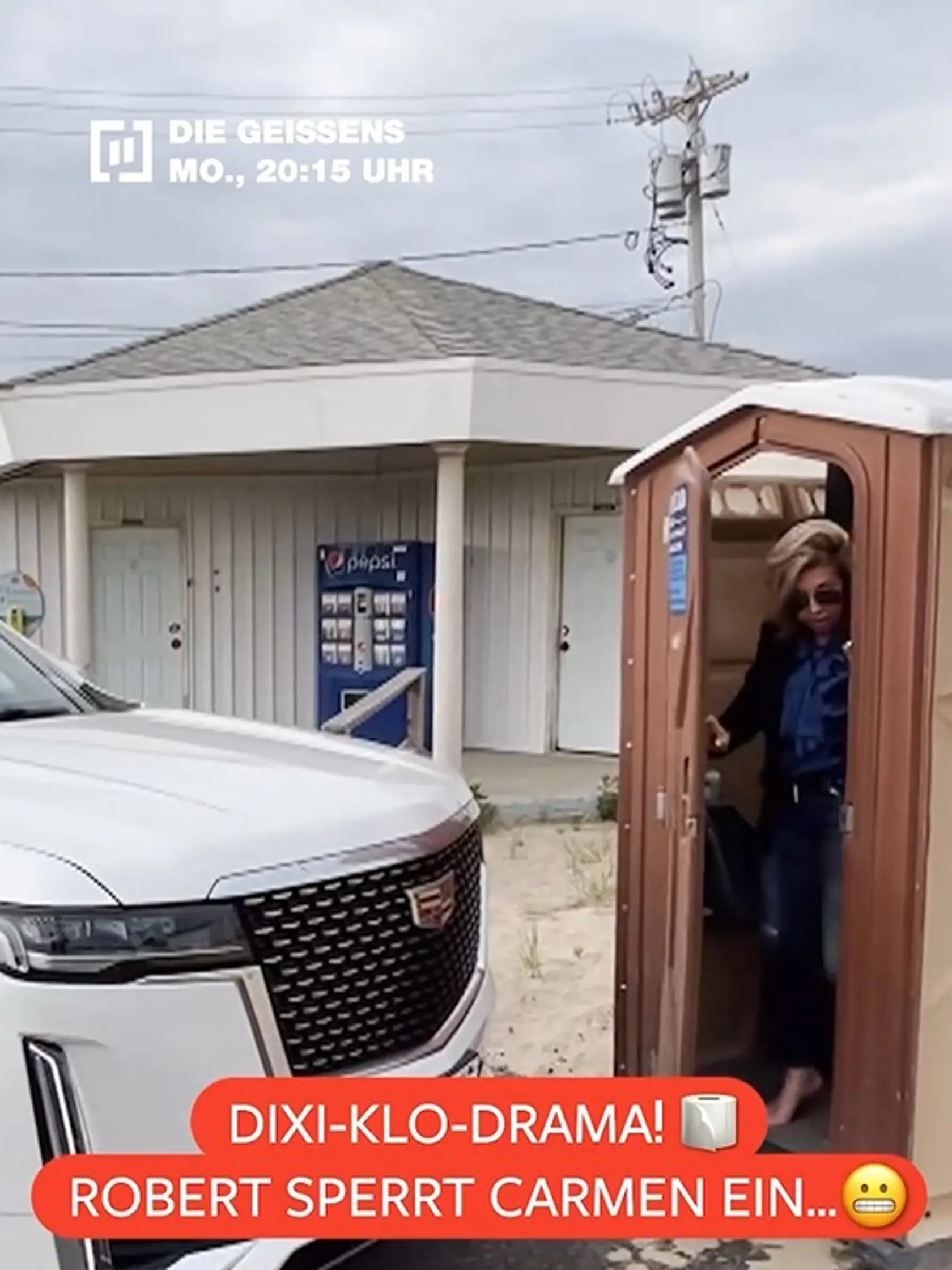 Auto zaparkoval pred dvere mobilného záchoda, kde uväznil Carmen.