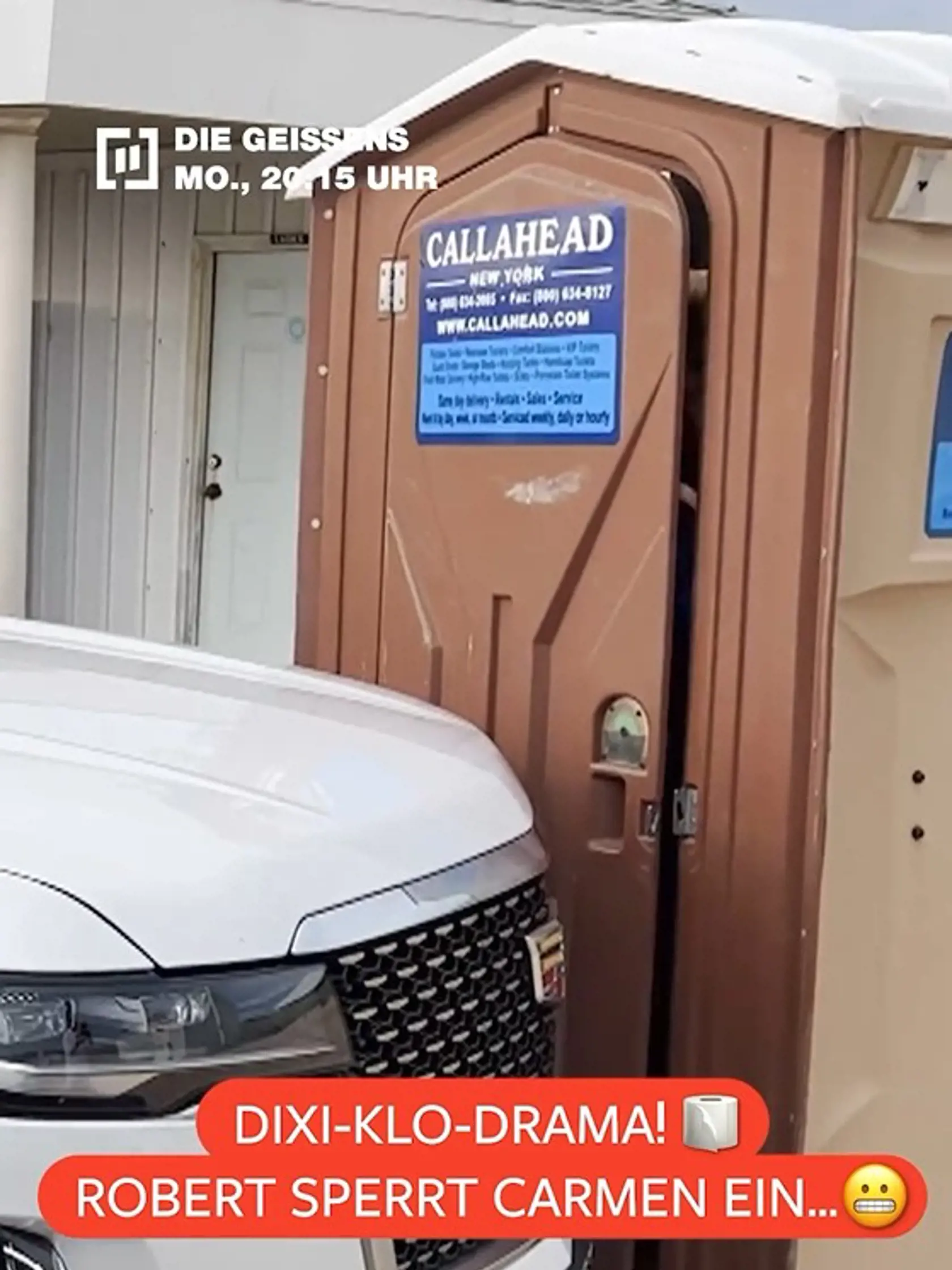 Auto zaparkoval pred dvere mobilného záchoda, kde uväznil Carmen.
