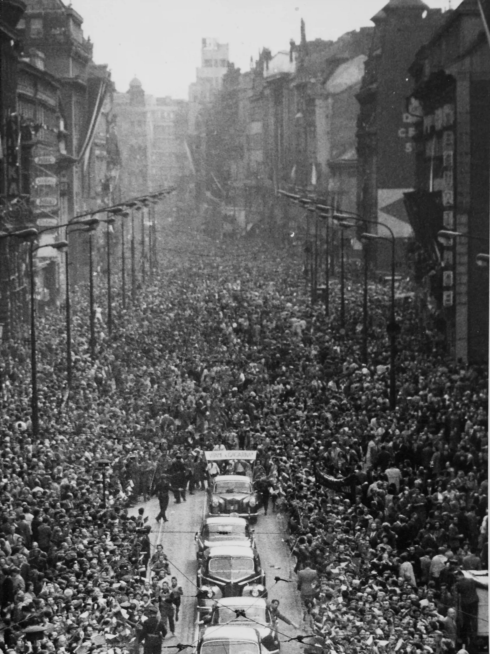 „V roku 1966 prišiel na dovolenku do Karlových Varov, ale mal taký nabitý program, že žiadny oddych to nebol. Veľmi ma prekvapil, vyzeral ako človek bez ducha, mechanicky odpovedal na otázky, nedokázal sa usmiať. Bol ako stroj,“ spomínal si Pacner na rozhovor s kedysi energickým Gagarinom. Na fotke oslavy po príchode Gagarina do Prahy v roku 1961.