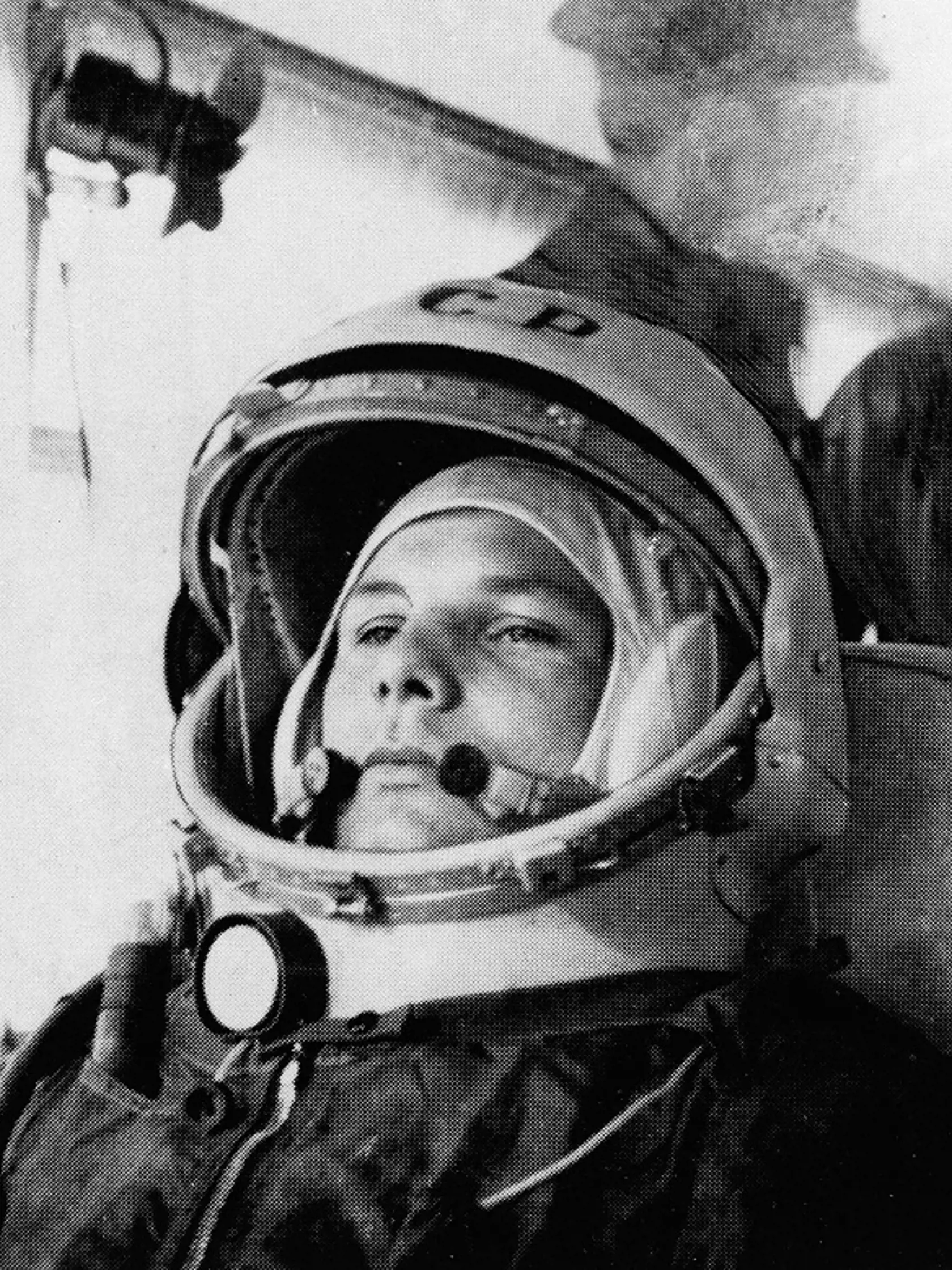 WA24 archív - Na nedatovanej snímke vtedajší kozmonaut Sovietskeho zväzu major Jurij Gagarin v skafandri.  Gagarin pred 50 rokmi, 12. apríla 1961, v kozmickej lodi Vostok prvýkrát obletel Zem, èím otvoril bránu do vesmíru a epochu pilotovaných letov. Valné zhromaždenie OSN 7. apríla 2011 vyhlásilo 12. apríl za Medzinárodný deò letu èloveka do vesmíru. FOTO TASR / AP     FILE - This undated photo shows cosmonaut Maj. Yuri Gagarin in his space suit. It was the Soviet Union's own giant leap for man