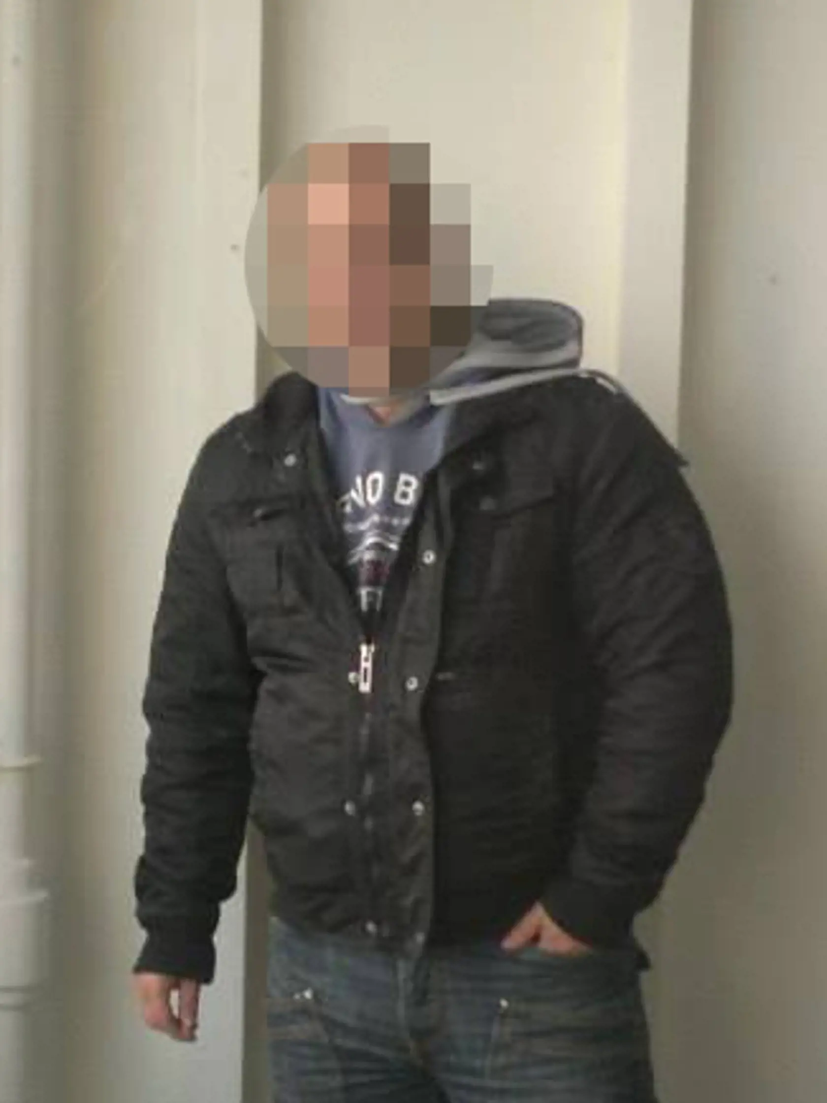 Podľa úradného záznamu z operatívneho zisťovania informácií je zrejmé, že sa obvinený 7. novembra okolo 22.12 hod., v čase služobného voľna snažil s XXX dostať do tzv. kamerovej miestnosti obchodného centra pod legendou akejsi krádeže, teda nájsť niečo, „čo by mohlo prípadu pomôcť,“ píše sa v uznesení. Nie je jasné však jasné, s kým sa tam snažil dostať. Jeho meno je vyčiernené.