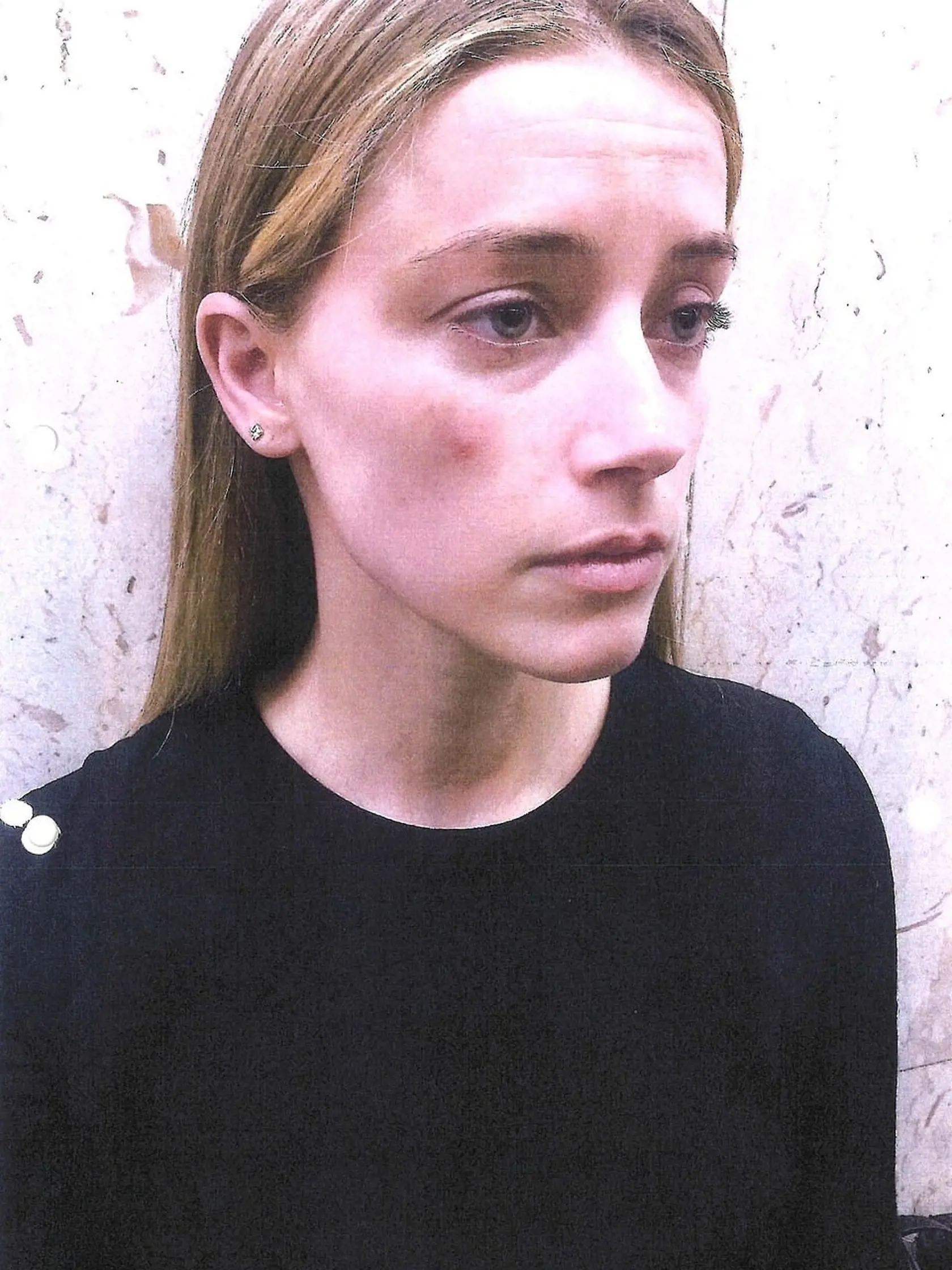 Dobitá tvár Amber Heard.