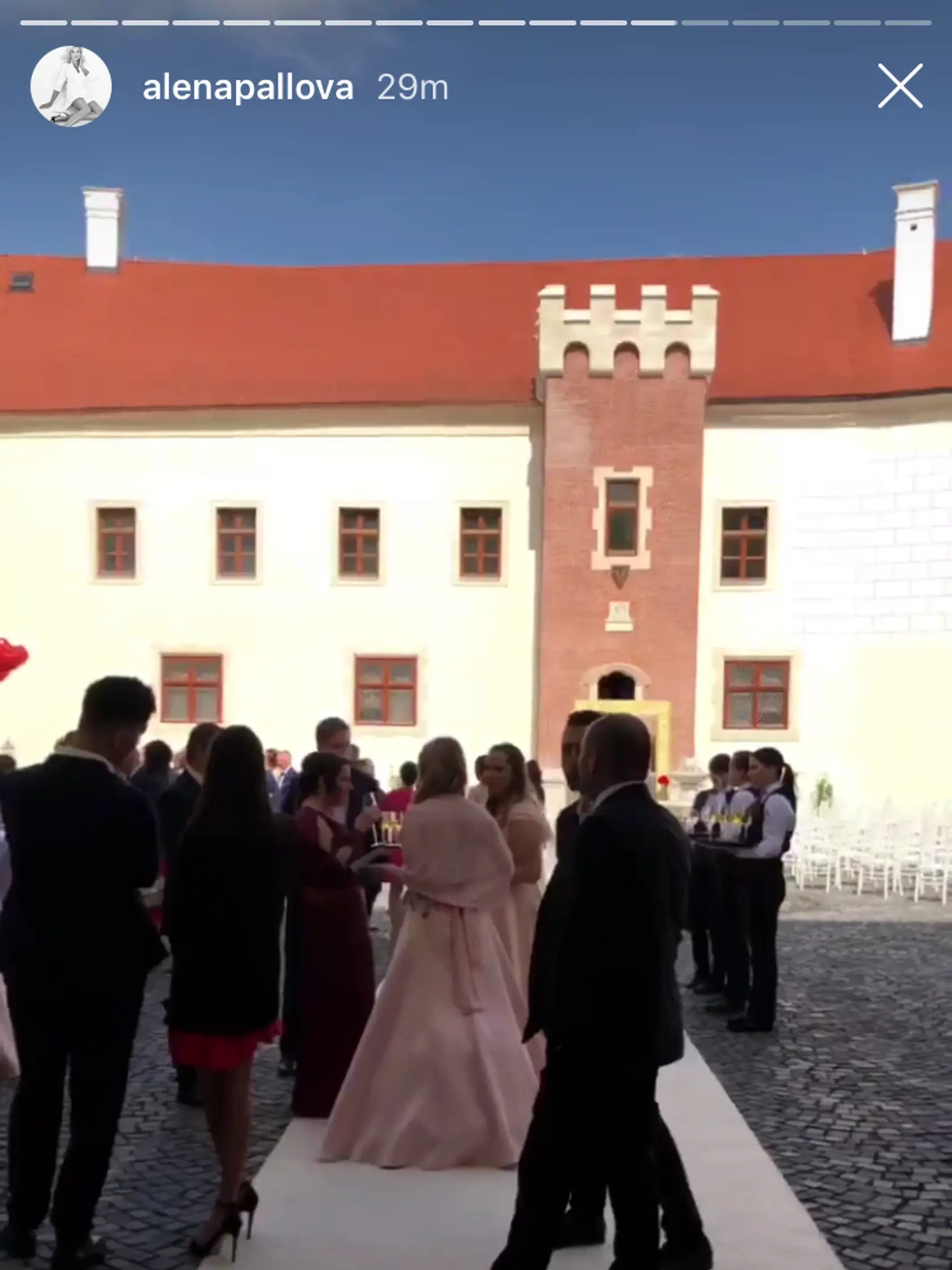 Pallová porušila pravidlá mladomanželov a zverejnila zábery z areálu tesne pred obradom.