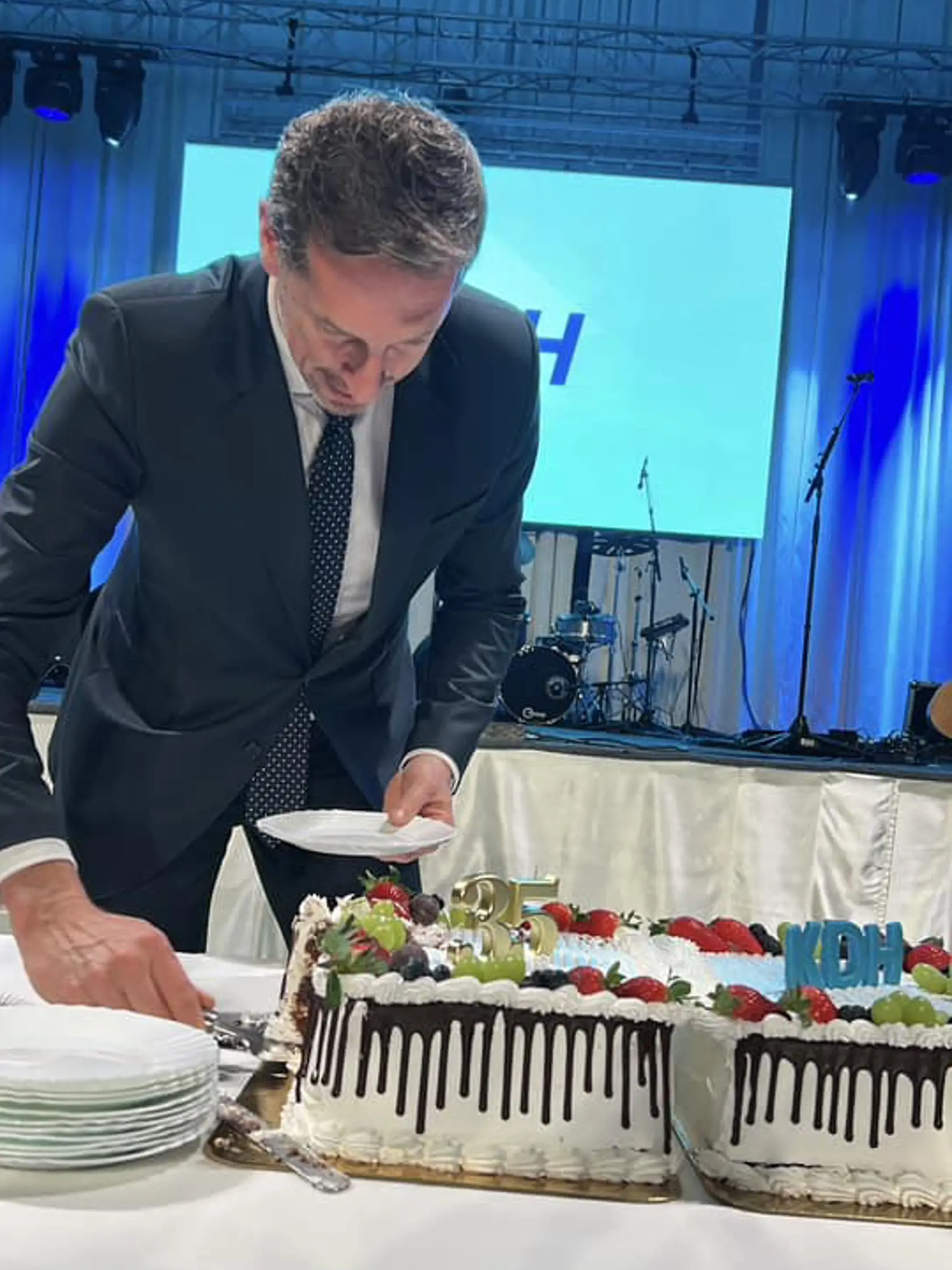 V nedeľu sa predseda KDH Milan Majerský pochválil fotkou obrovskej torty. Jubilejných 35 rokov však neoslavoval on, ale hnutie KDH, ktorému šéfuje. „Spolu sme rokovali o tom, aby sa ľudia na Slovensku mali lepšie,“ priblížil Majerský po oslavách. Strana bola založená 17. februára 1990 v Nitre, a práve tam sa odohrala i veľkolepá oslava. 