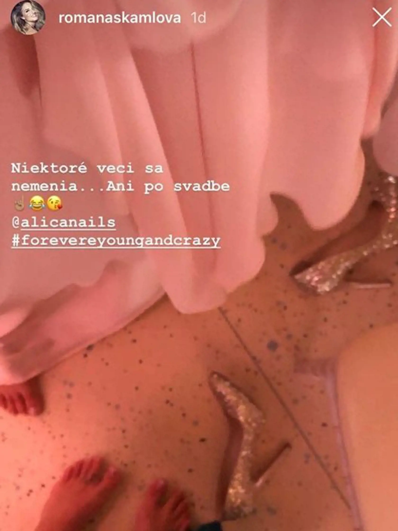 Takto to vyzeralo na zábave. Nevesta odhodila topánky...