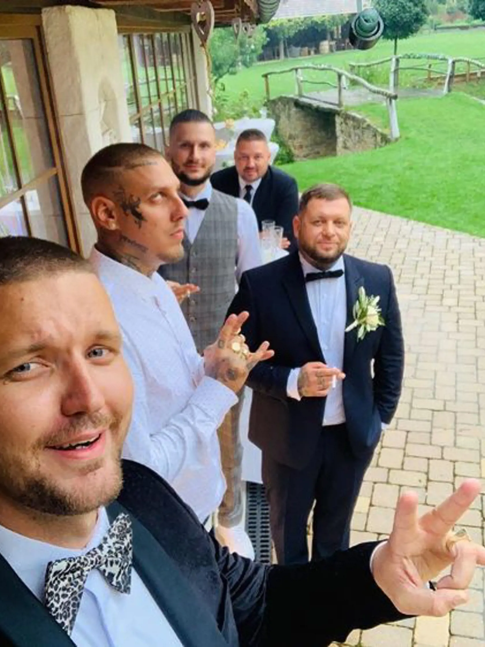 Ženích Kali so svojimi kamarátmi, kolegami z brandže. V popredí Osťo, vedľa neho separ a vedľa Kaliho DJ Peter Pann.