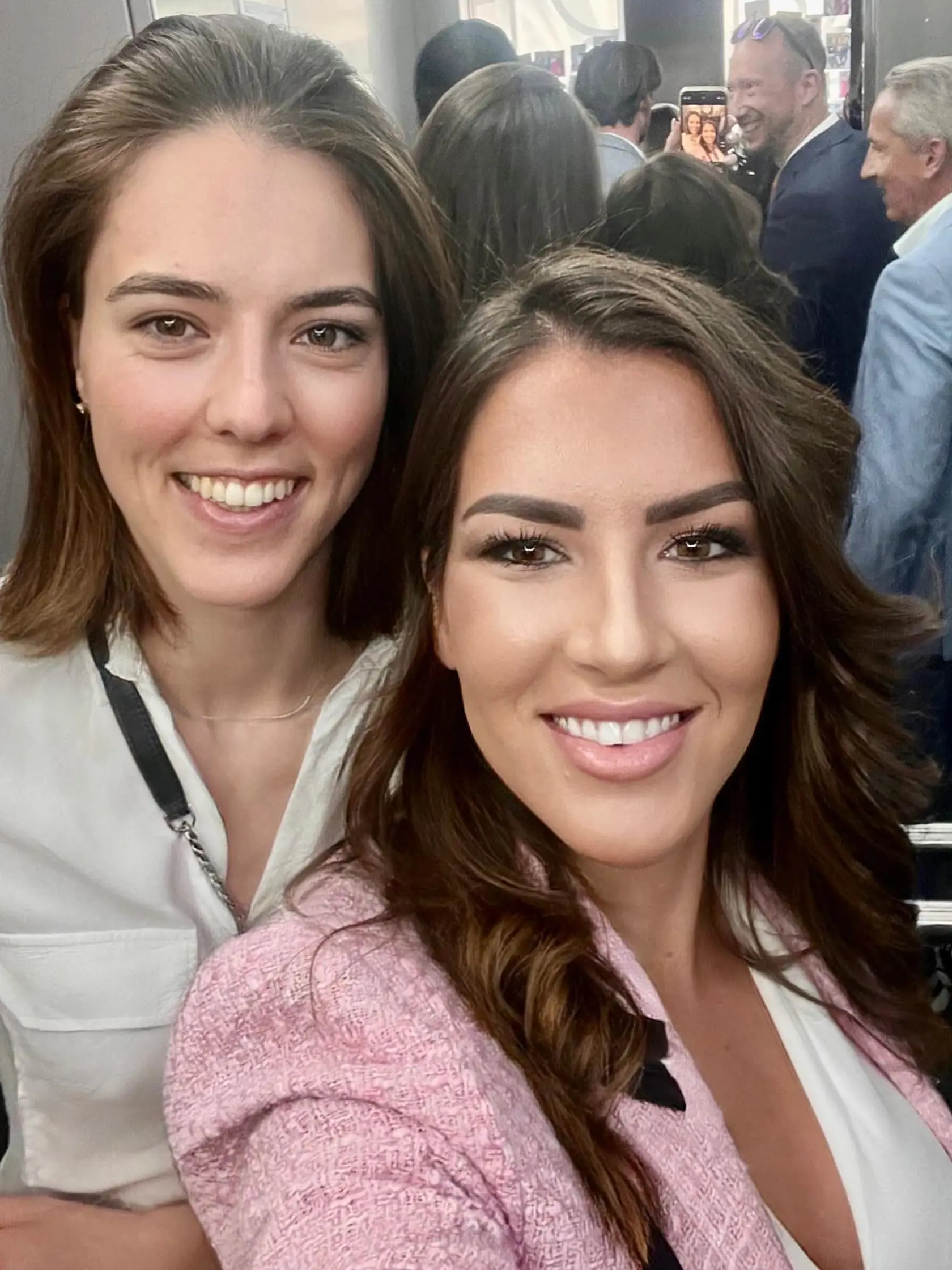 Miroslava Valovičová na snímke s lyžiarkou Petrou Vlhovou. 