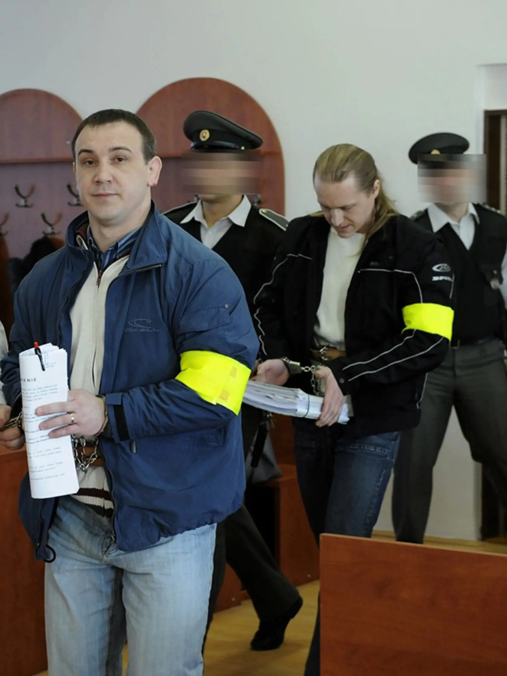 Pred súdom: Róbert Okoličány, vľavo, a Róbert Nigut v putách pred pojednávaním.