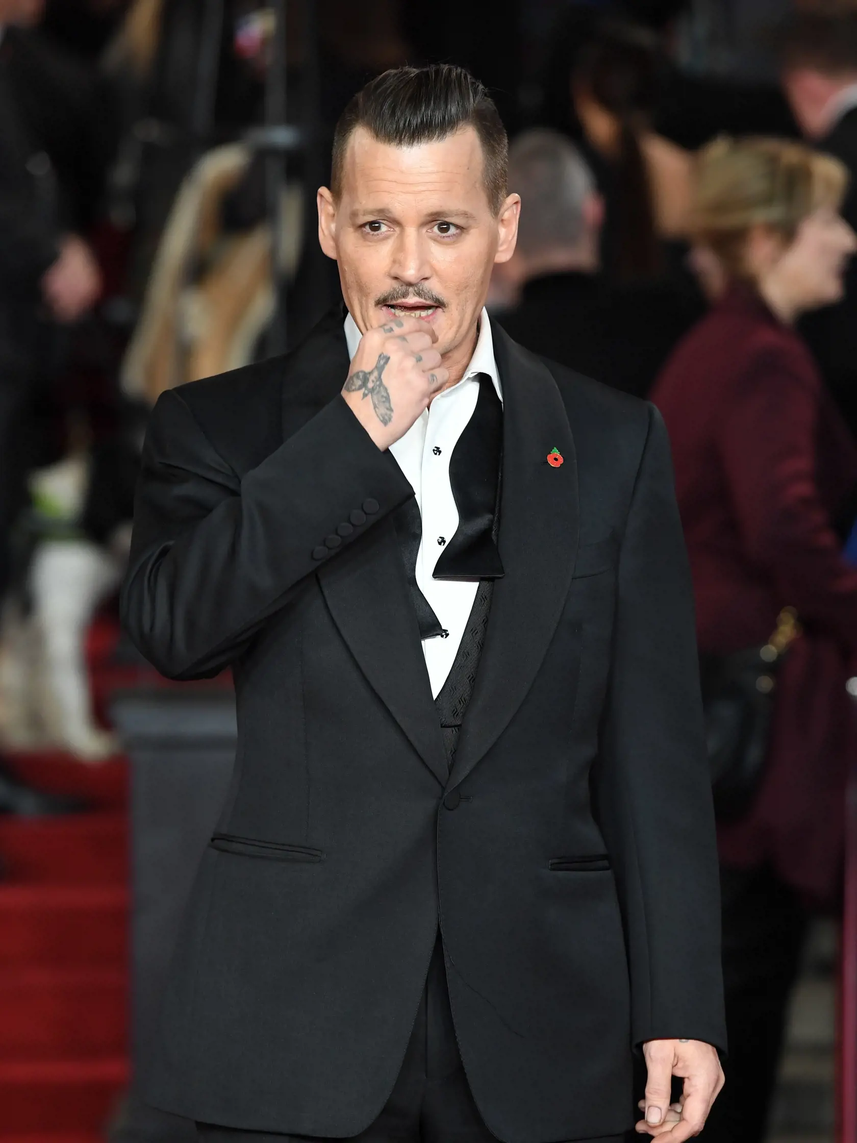 Johnny Depp: (Ne)dobrovoľný „špindír“. Pre úlohu je tento herec zrejme ochotný urobiť čokoľvek. Ako sa sám priznal, aby dodal trochu autenticity postave Jacka Sparrowa pri natáčaní Pirátov z Karibiku, neumýval sa údajne niekoľko týždňov a po istom čase si ani nečistil zuby.