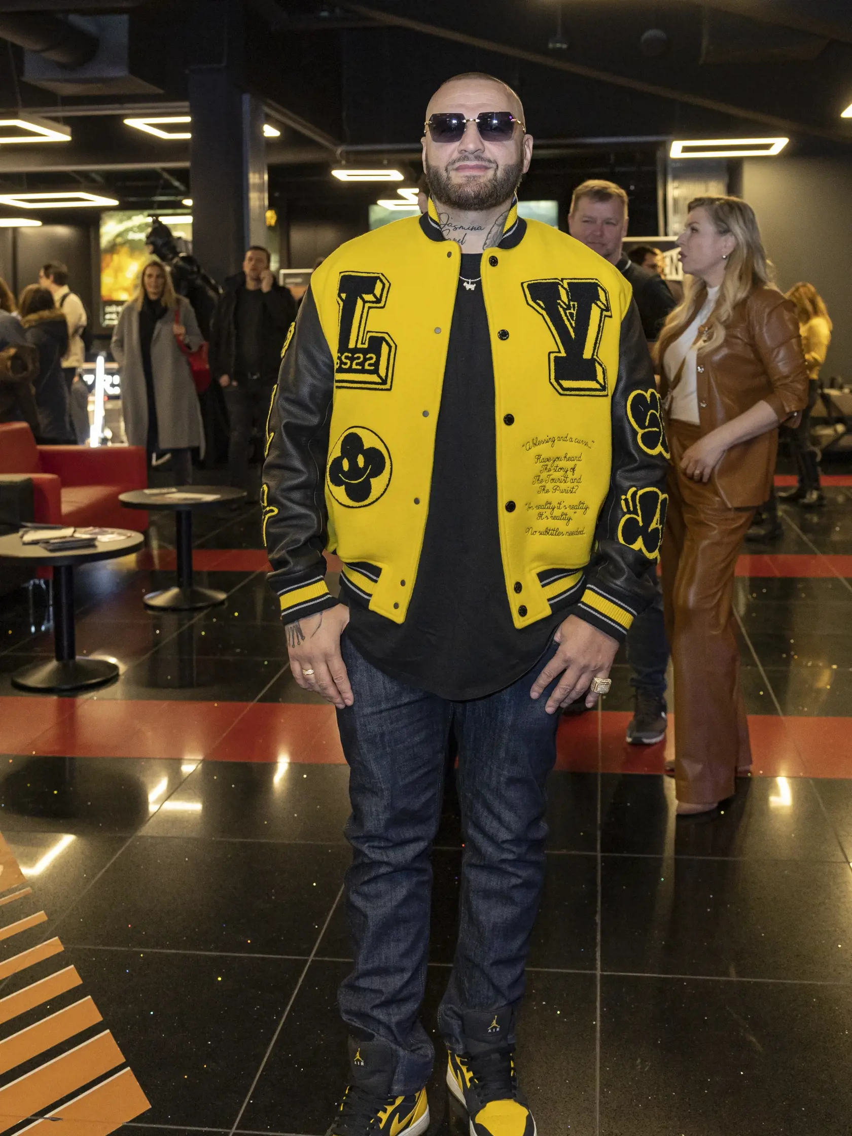 Patrik Rytmus Vrbovský na premiére filmu Invalid, v ktorom si zahral. Raper zvolil žltú bundu luxusnej značky Louis Vuitton.