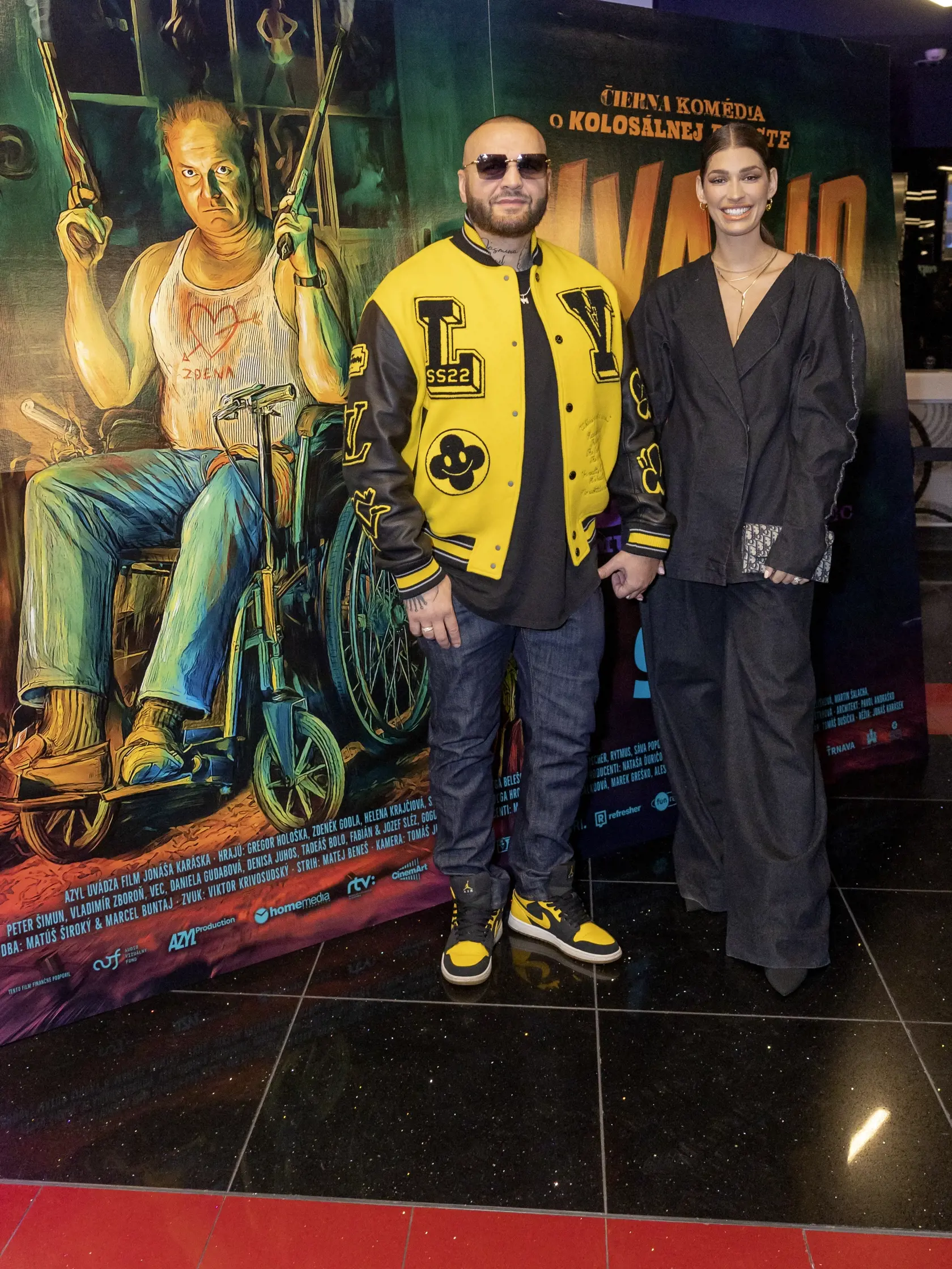 Premiéra filmu Invalid: Na snímke manželia Patrik Rytmus Vrbovský a Jasmina Alagič Vrbovská. Raper zvolil žltú bundu luxusnej značky Louis Vuitton.