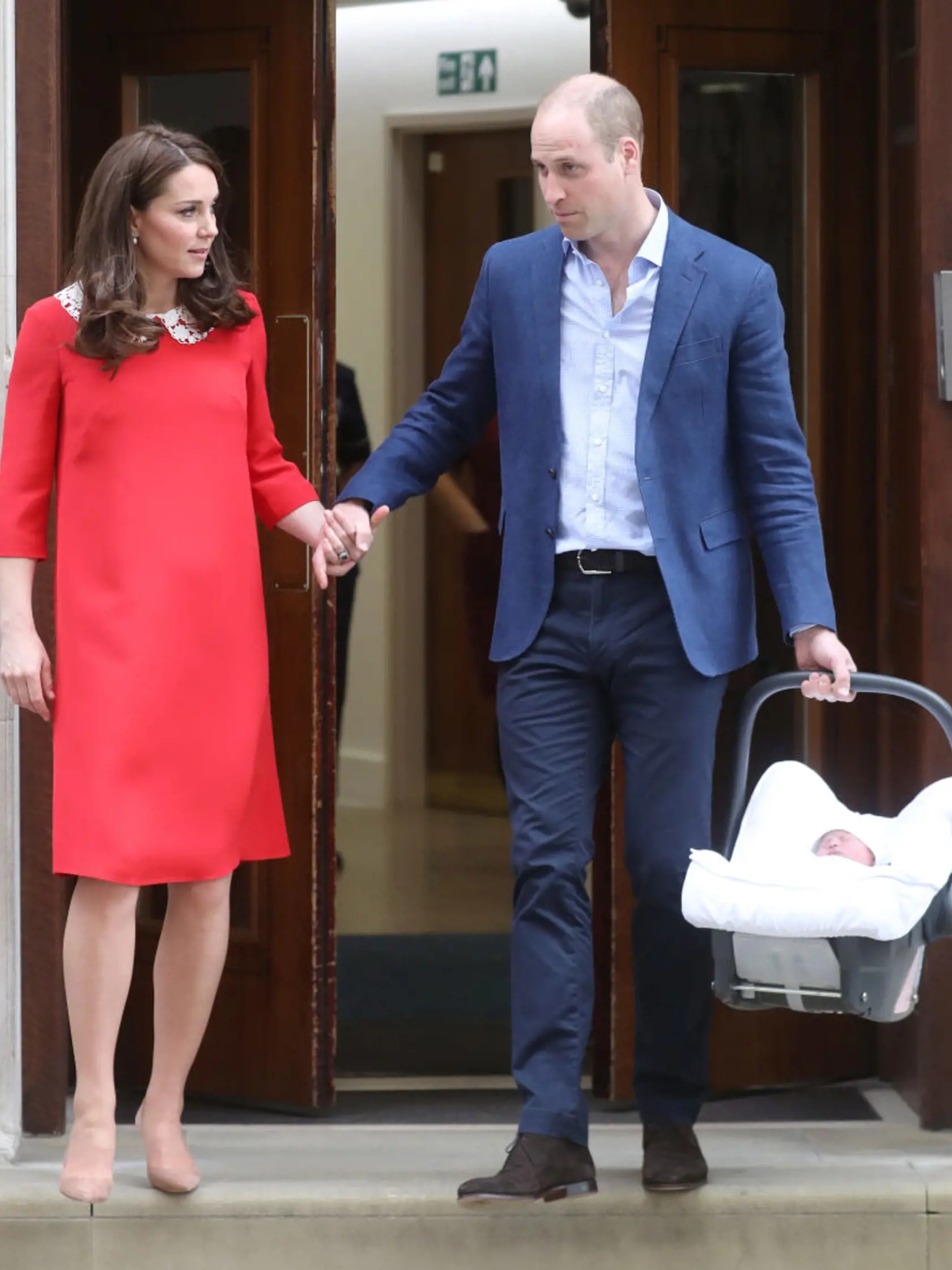 LONDON, ENGLAND - APRIL 23:  Prince William, Duke of Cambridge and Catherine, Duchess of Cambridge depart the Lindo Wing with their newborn son at St Mary's Hospital on April 23, 2018 in London, England. The Duchess safely delivered a boy at 11:01 am, weighing 8lbs 7oz, who will be fifth in line to the throne.  (Photo by Chris Jackson/Getty Images)