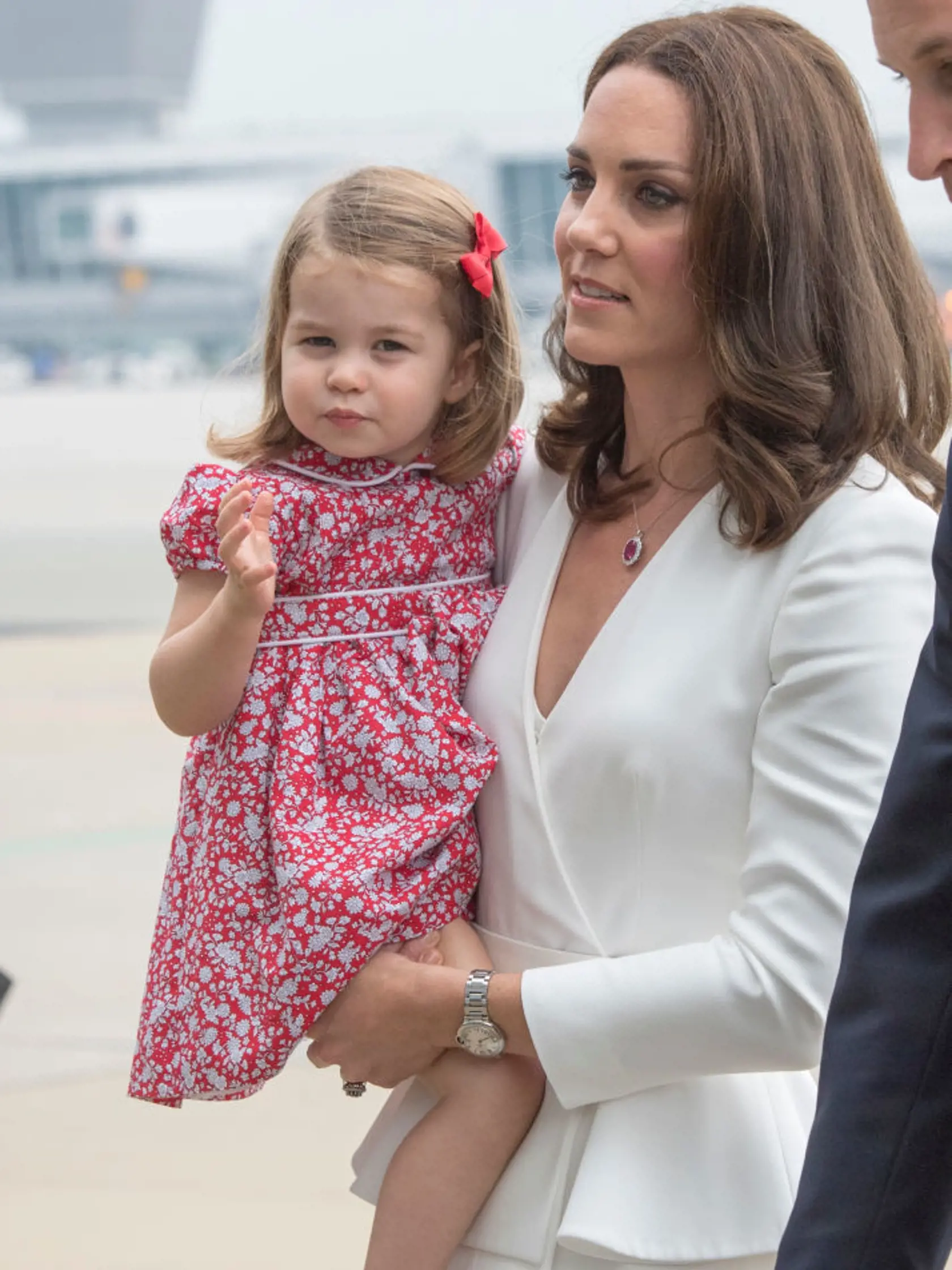 WARSAW, POLAND - JULY 17: Prince William, Duke of Cambridge and Catherine, Duchess of Cambridge with their children Prince George and Princess Charlotte arrive at Warsaw airport to start a 3 day tour on July 17, 2017 in Warsaw, Poland. (Photo by Arthur Edwards / Pool/ Getty Images)