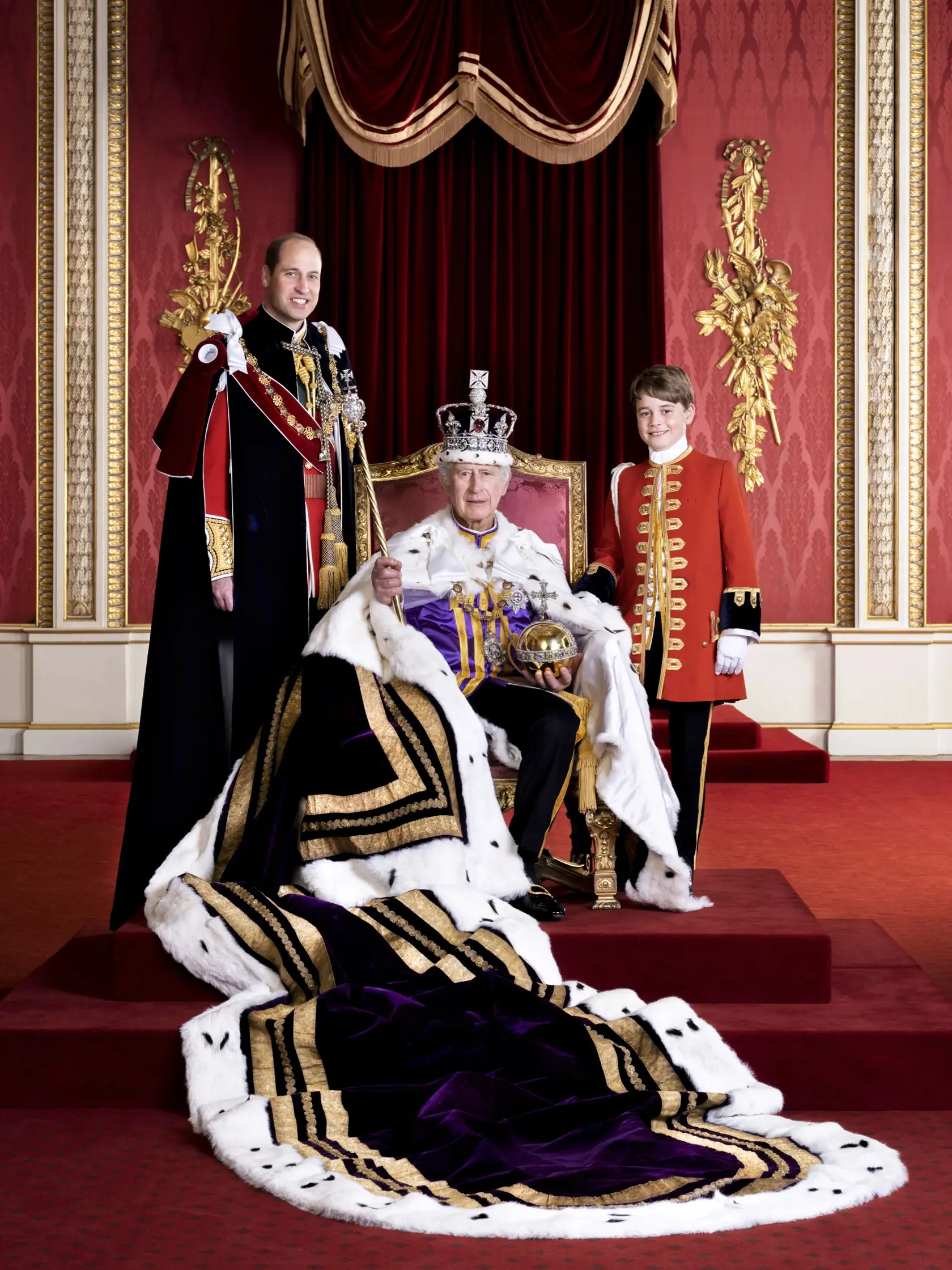KK1 Londýn - Na snímke zverejnenej Buckinghamským palácom 12. mája 2023 britský kráľ Karol III., jeho syn William, princ z Walesu a vnuk princ George pózujú pre portrét v deň korunovácie v trónnej sále Buckinghamského paláca v Londýne. Britský kráľ Karol III. si pri príležitosti svojej nedávnej korunovácie nechal vyhotoviť nový portrét, na ktorom je zachytený so svojimi dvoma dedičmi. Fotografia Karola po boku so synom Williamom, princom z Walesu, a vnukom, princom Georgeom, vznikla v trónnej sá