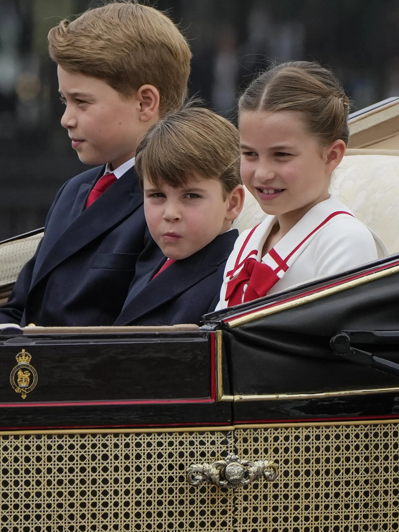 JB 12 Londýn - Zľava britský princ George, princ Louis a princezná Charlotte odchádzajú v koči z Buckinghamského paláca na vojenskú prehliadku Trooping the Colour v Londýne 17. júna 2023. Na počesť narodenín britského kráľa Karola III. sa v centre Londýna uskutoční vojenská prehliadka Trooping the Colour. Koná sa tradične v júni; narodeniny má Karol III. až 14. novembra. FOTO TASR/AP
 
From left: Prince George, Prince Louis and Princess Charlotte leave Buckingham Palace to take part in the Troop